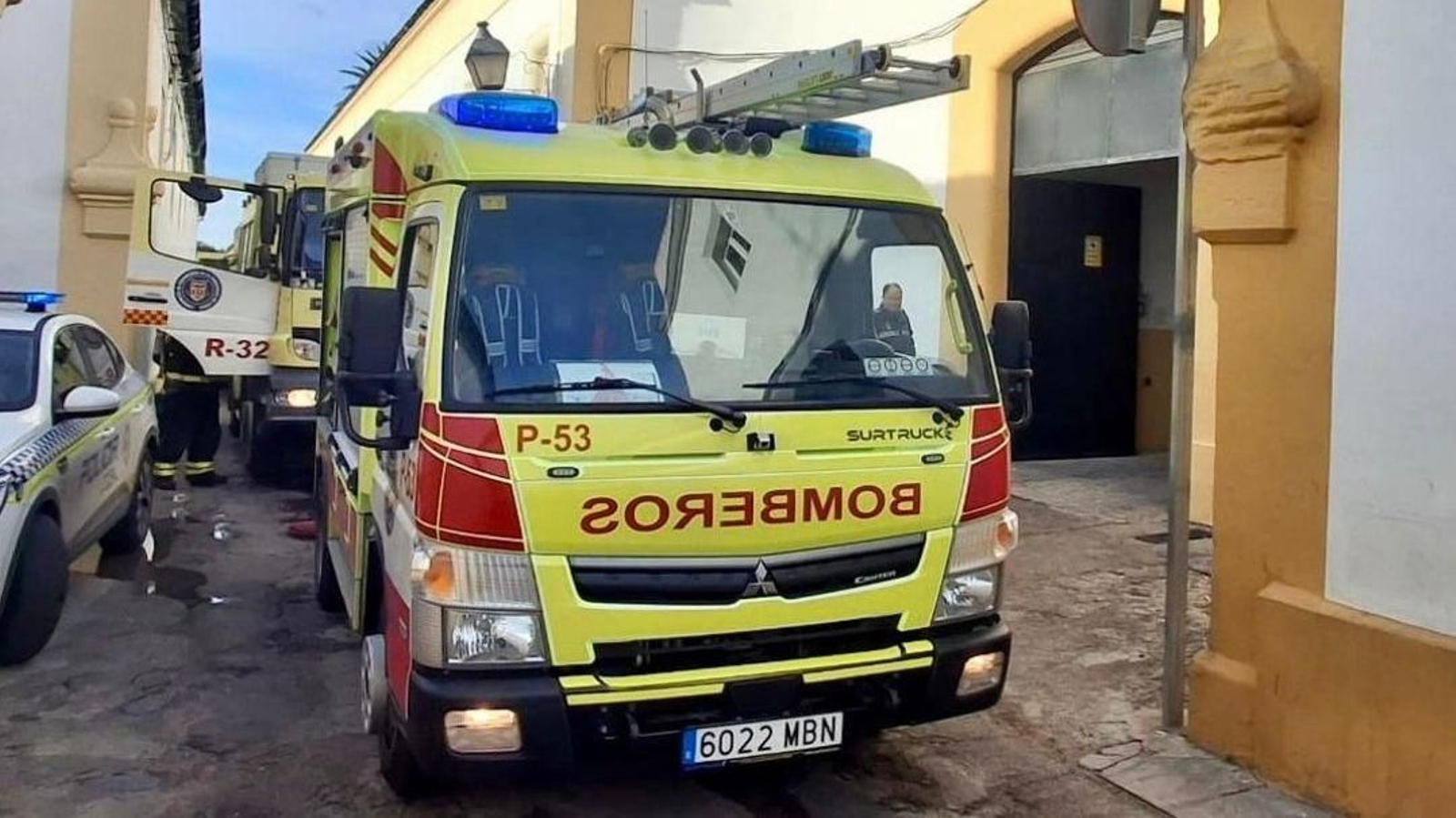 Un camión de bomberos en la calle San Blas, tras el incendio registrado esta mañana.