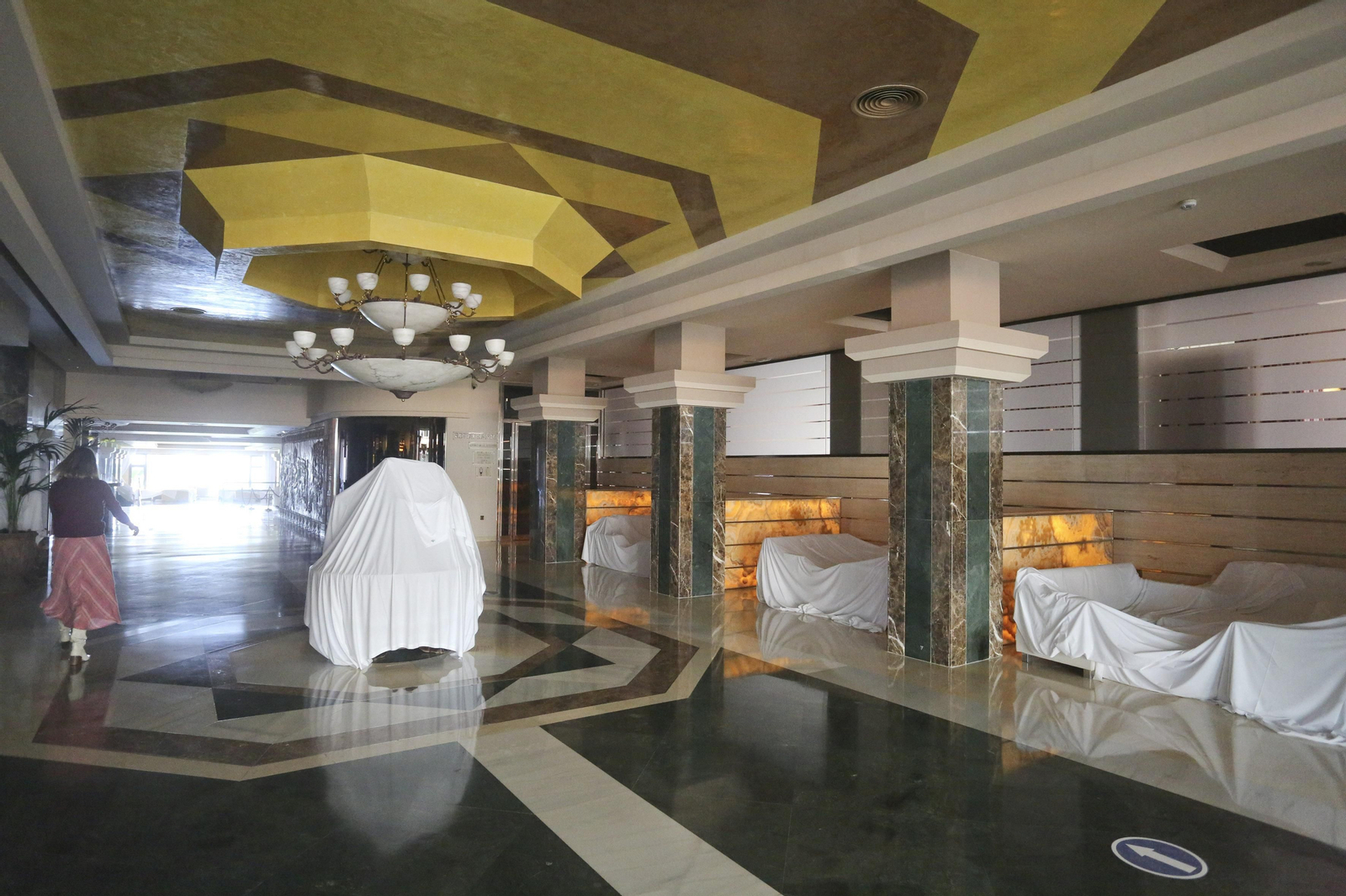 Sábanas blancas visten el hotel Amaragua de Torremolinos, cerrado por el coronavirus, en fotos