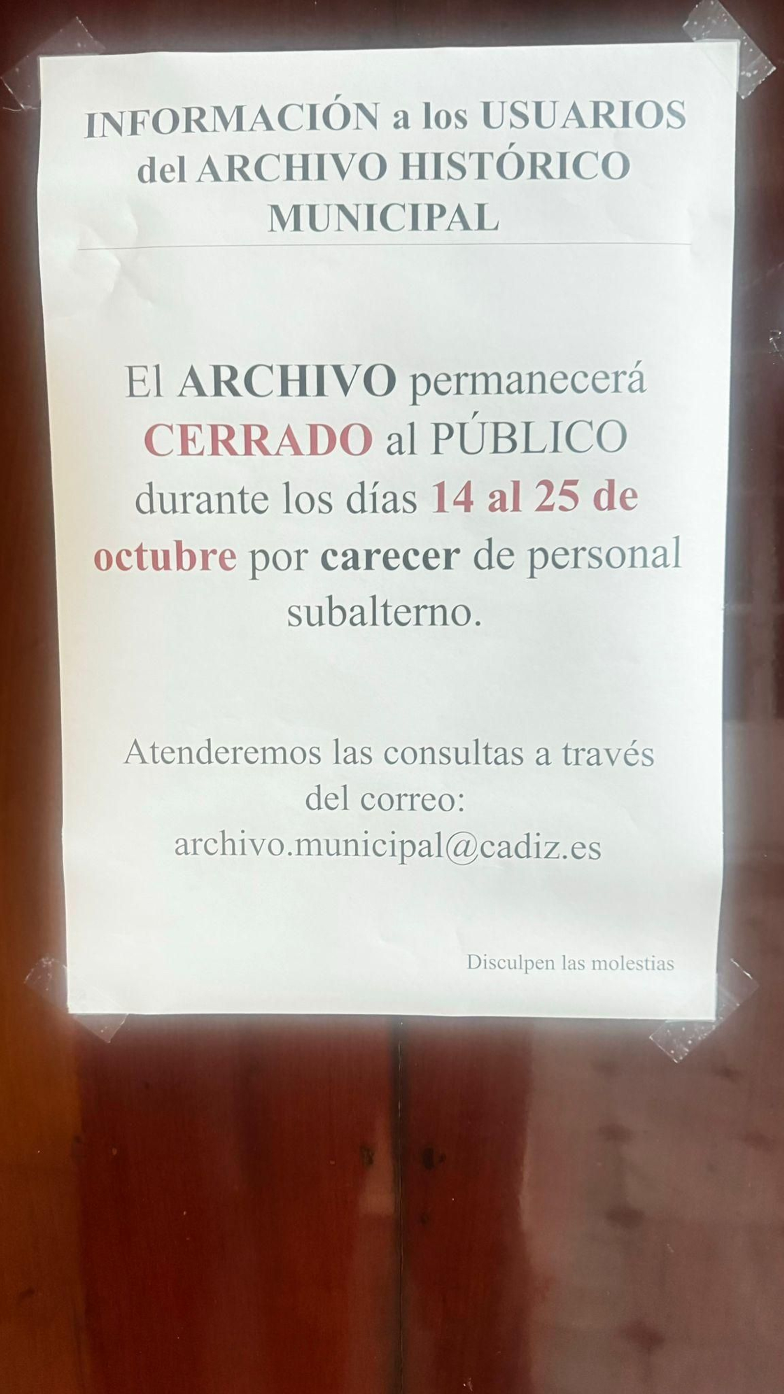 Cartel en el Archivo Histórico Municipal anunciando el cierre de las instalaciones por falta de personal.