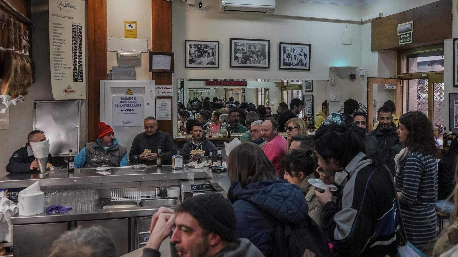 Habitual aspecto del interior del bar Aliatar