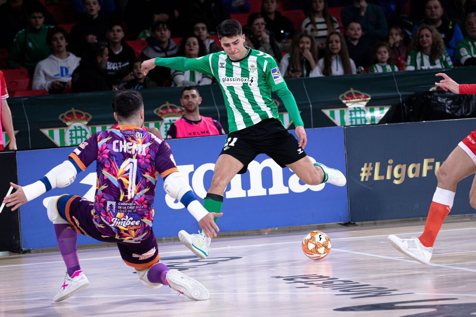 Raúl Jiménez ante Chemi.