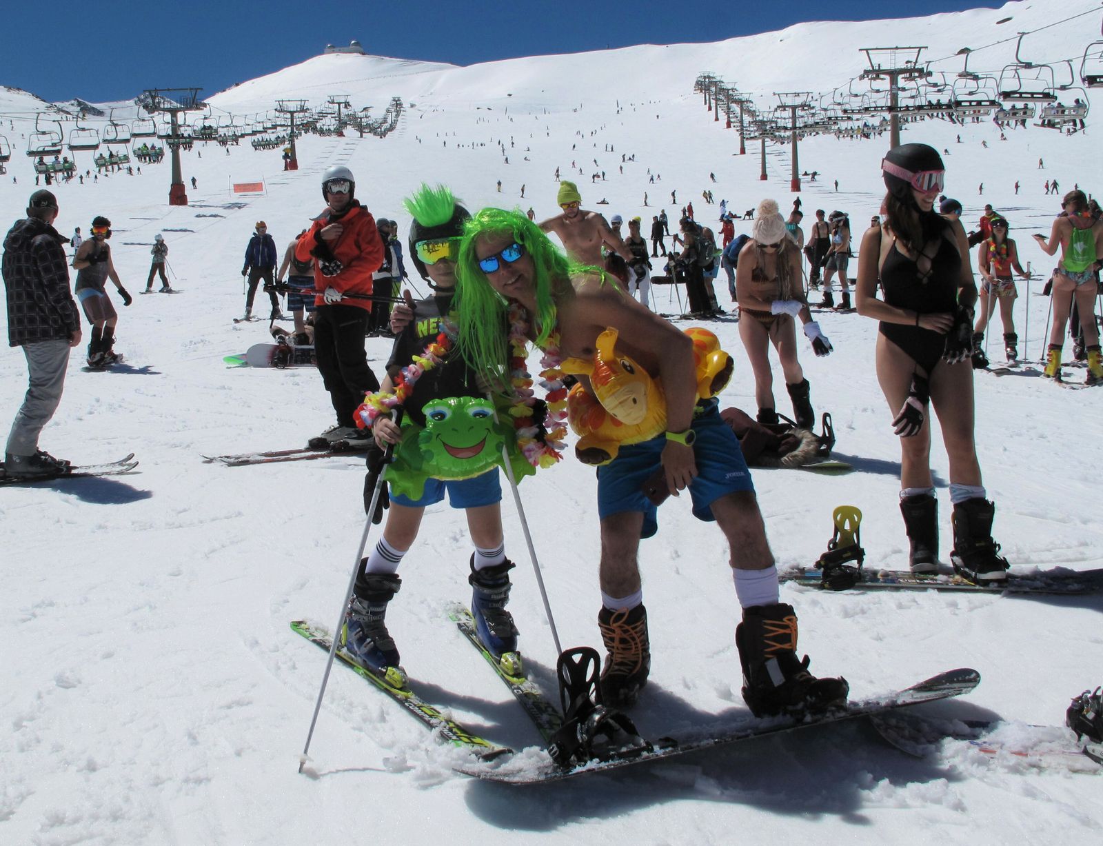 Sierra Nevada, de fiesta de la primavera con la bajada en bañador