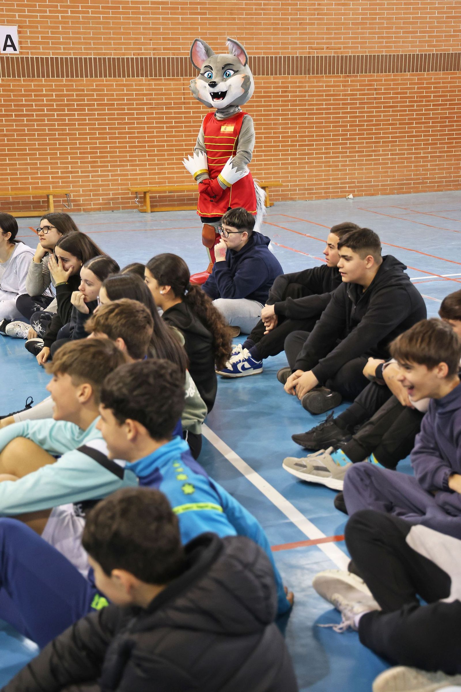 Exhibición práctica con alumnos y alumnas para promocionar el Campeonato de Europa de Bádminton en Huelva