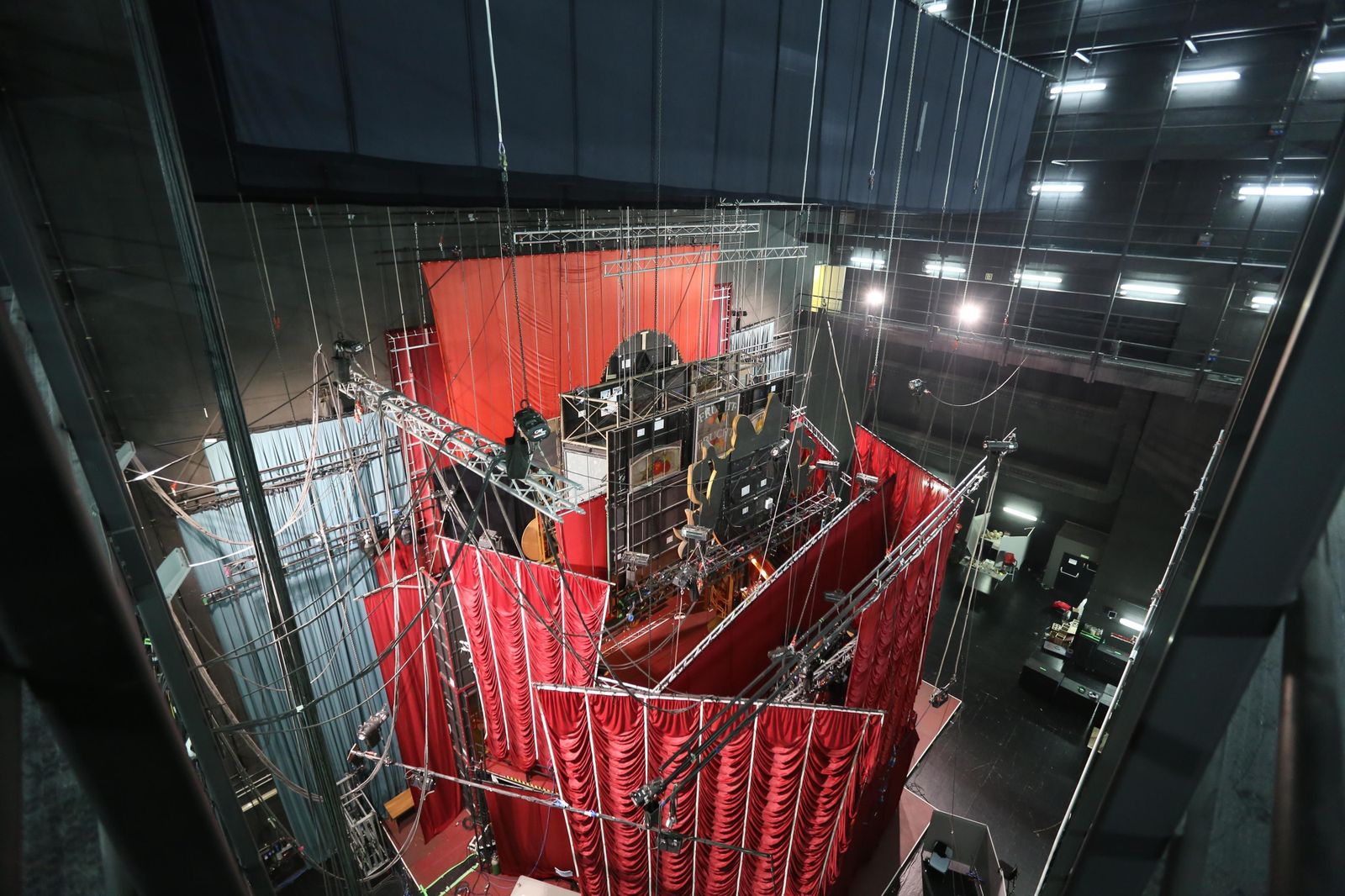 El montaje de todos los decorados del musical se iniciaron ayer en el Teatro Auditorio de Roquetas.