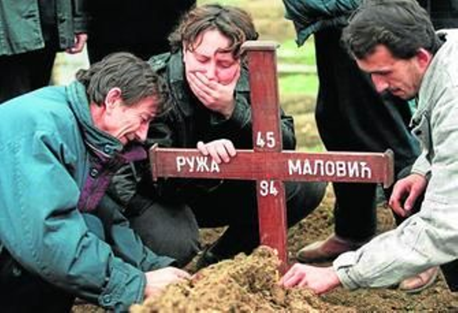 Una familia de Sarajevo entierra a un familiar, víctima del bombardeo serbio sobre un mercado de la ciudad.