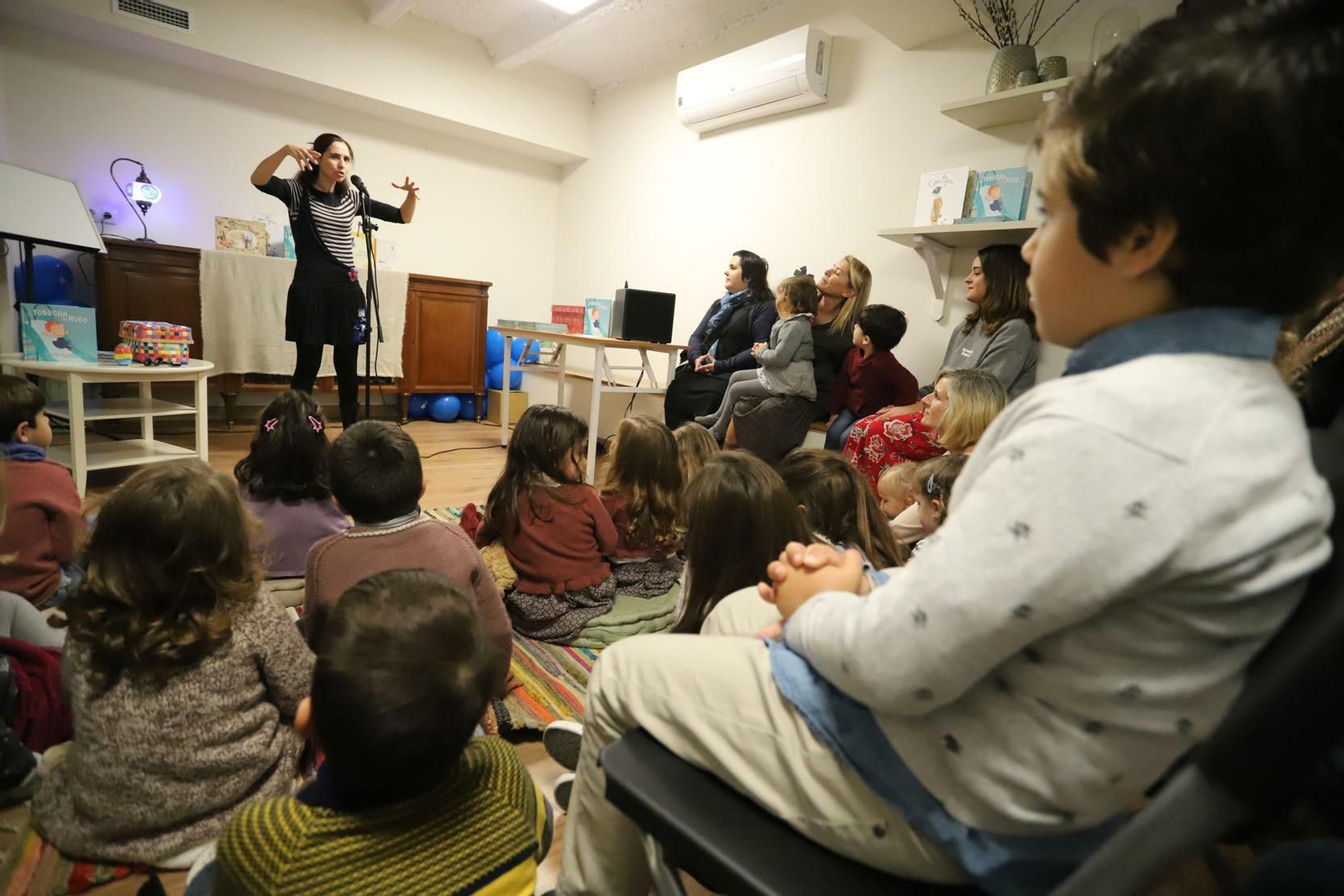 Numerosos niños atienden a uno de los cuentacuentos que se desarrolló en Abril Crecimiento Personal.