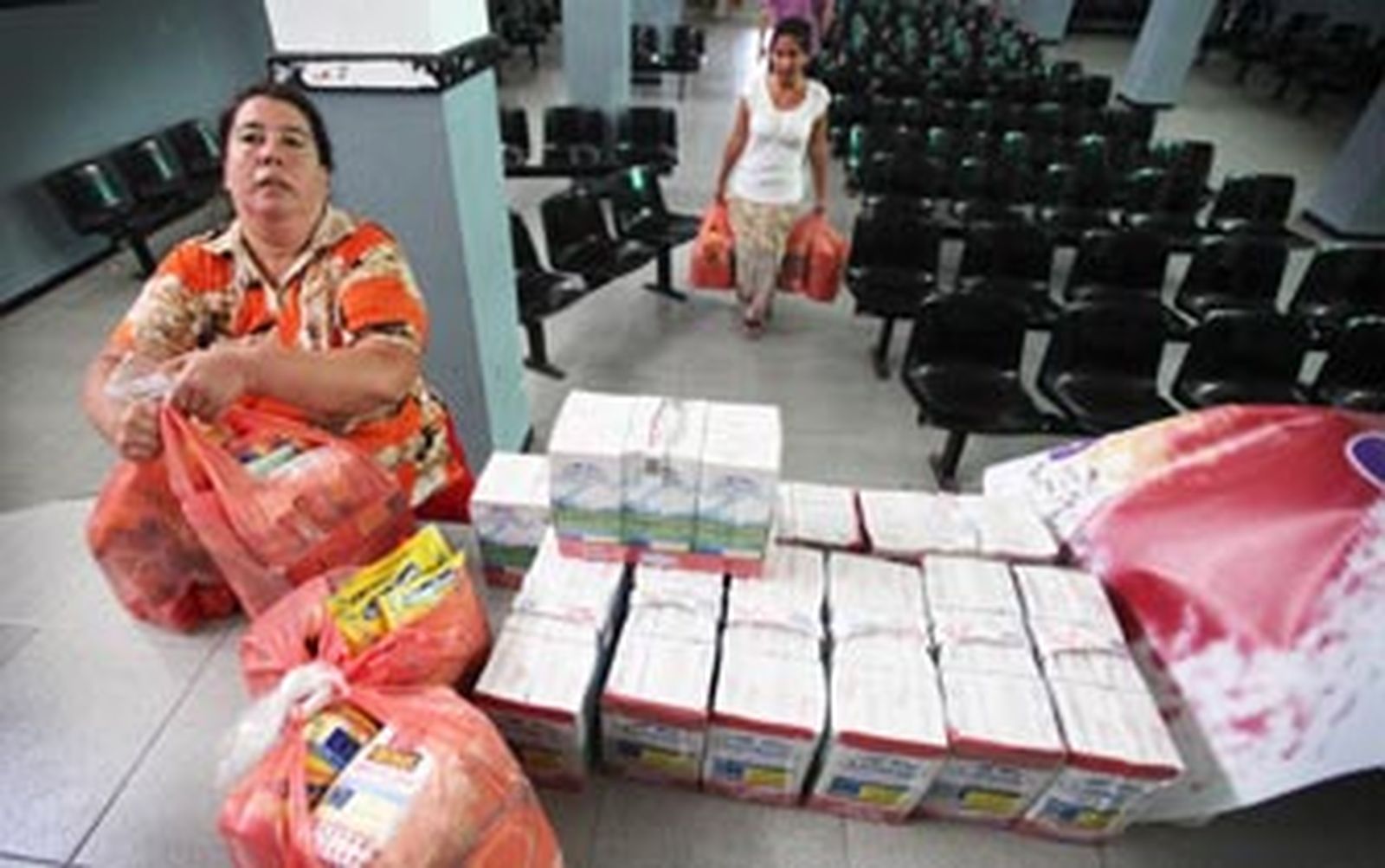 Inician una recogida de alimentos para las empleadas de Acasa