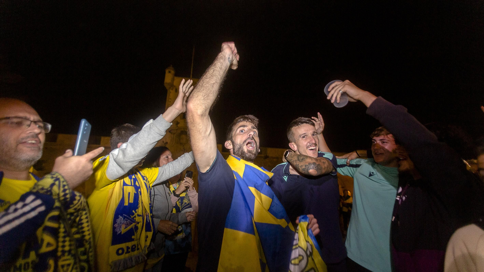 En imágenes el encuentro de los jugadores del Cádiz C.F. y la afición en las Puertas de Tierra.