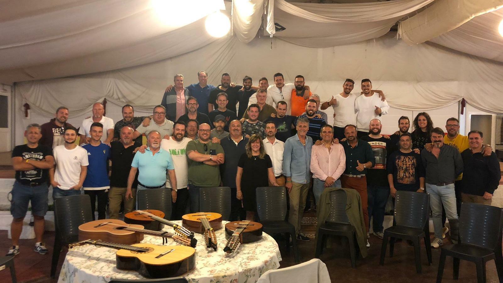 El nuevo coro de Faly Pastrana se reunió en la Residencia Militar de Cortadura.