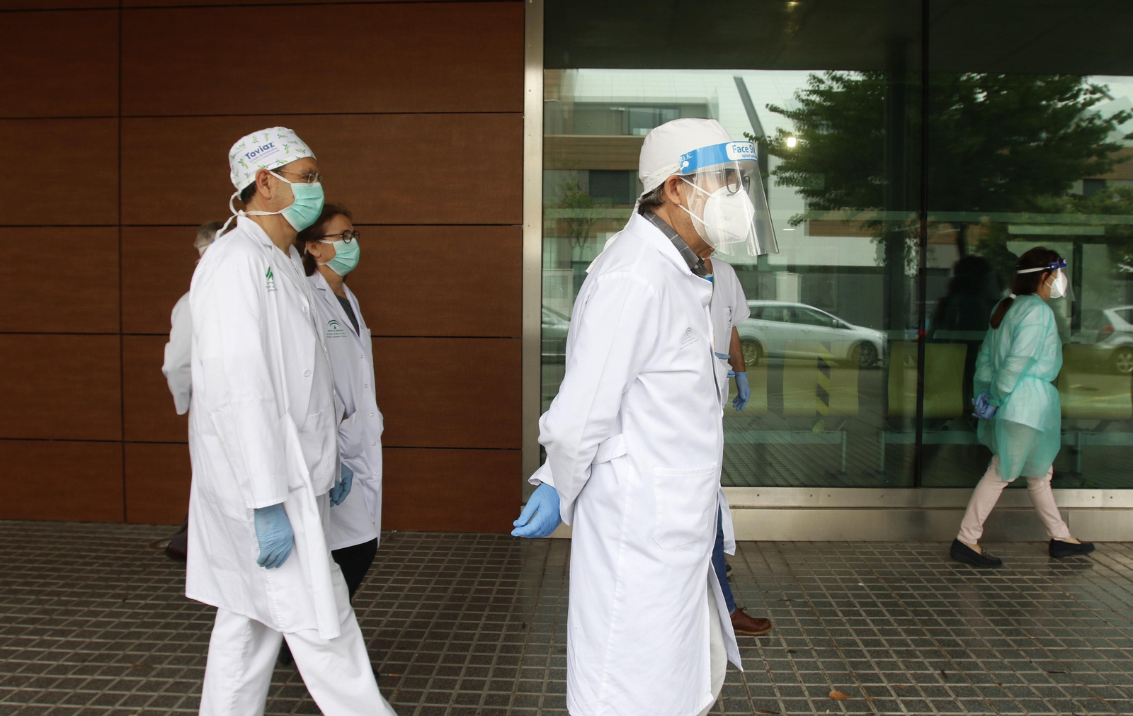 Personal sanitario, a las puertas de un centro de salud.