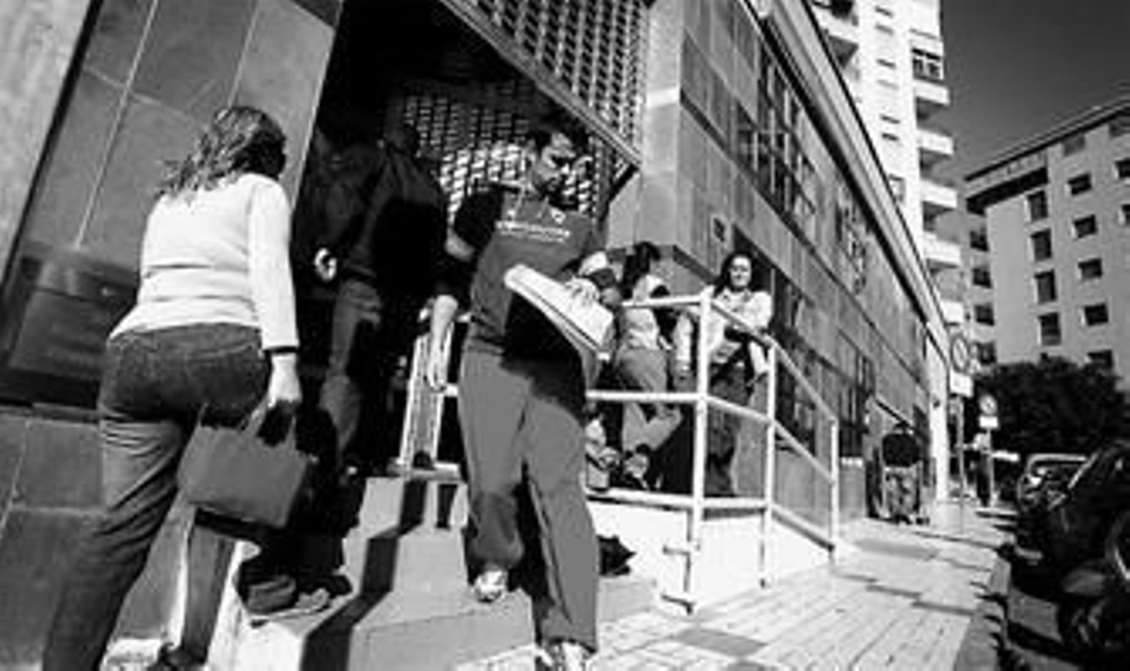 Trasiego de personas en la oficina de empleo de Gamarra, la pasada semana.