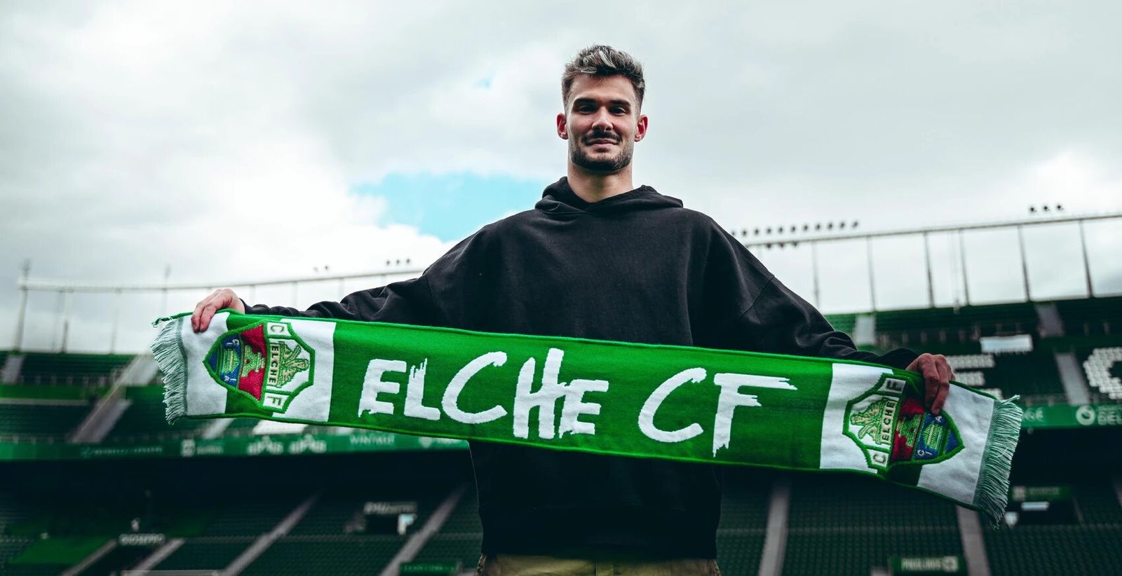 El guardameta almeriense posan en el Martínez Valero con la bufanda de su nuevo equipo.