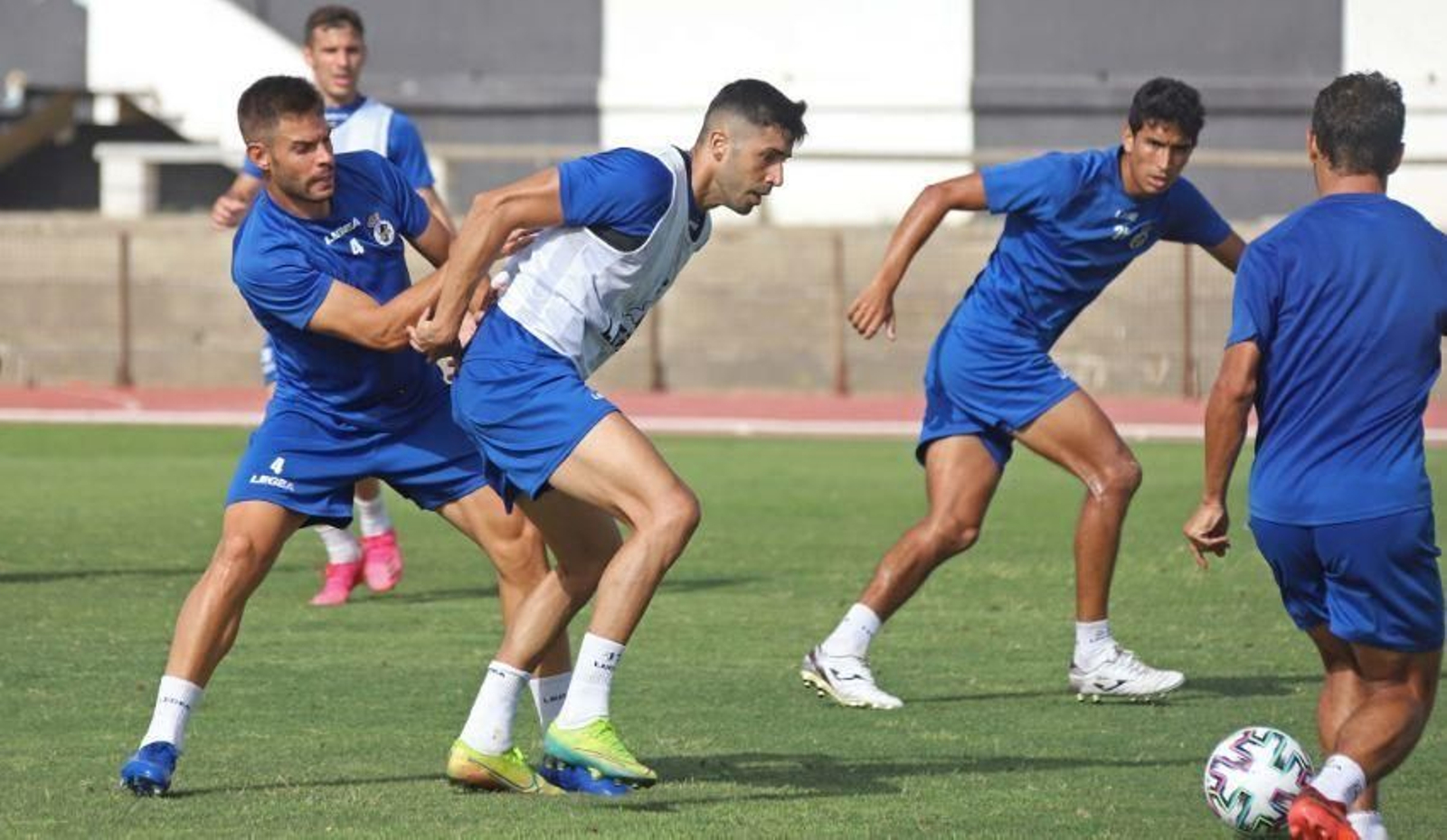 Jesús Muñoz presiona a Gerard Oliva, que se perfila como titular en Sabadell