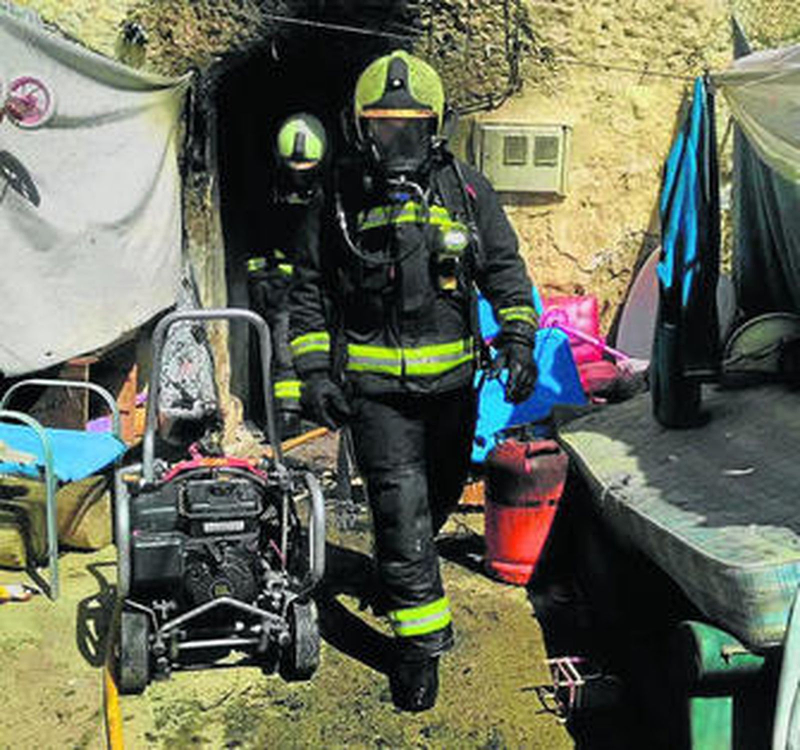 Los efectivos de los Bomberos abandonan el lugar del siniestro.