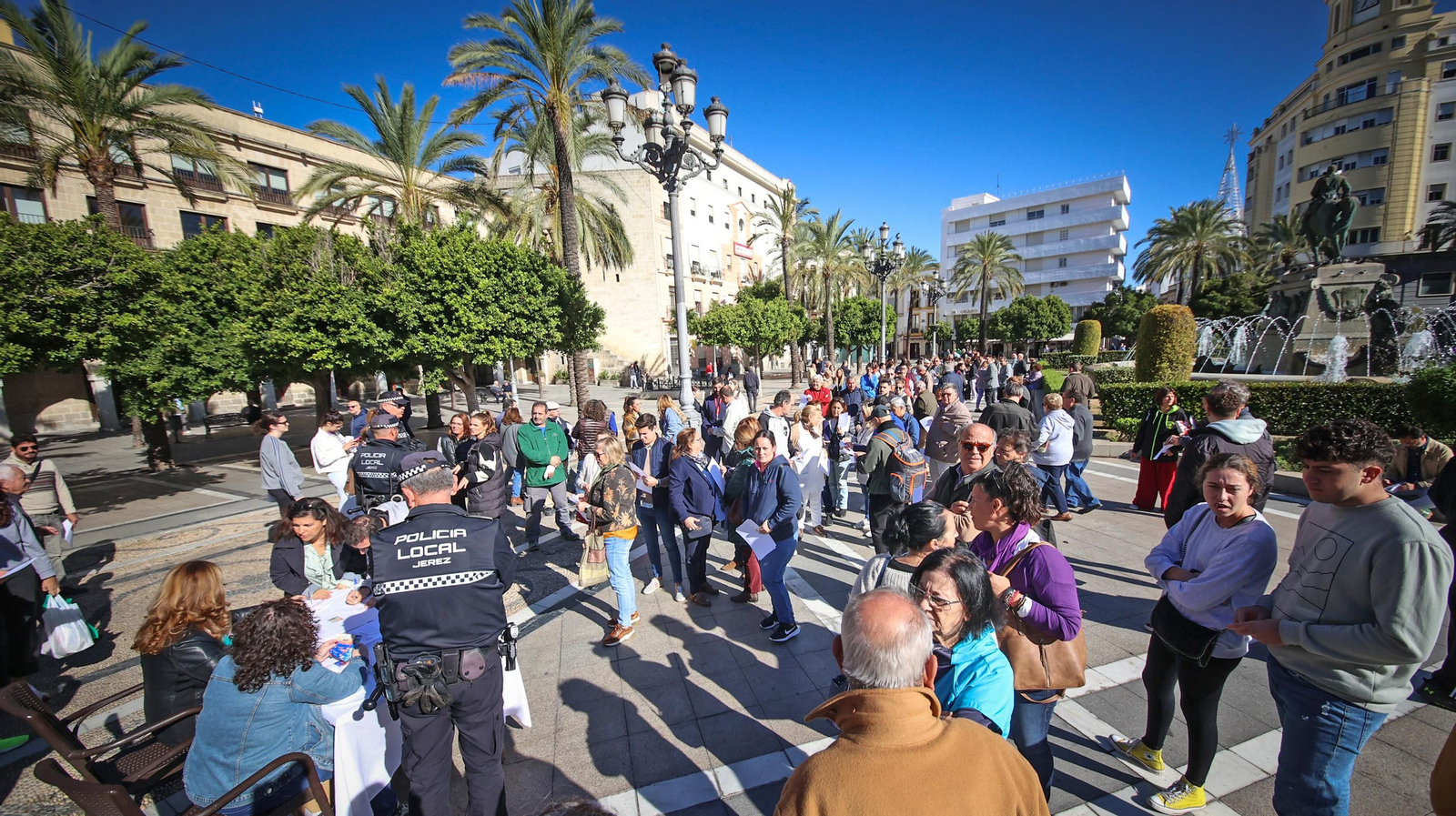 Colas en el  reparto de los bonos descuento para bares en Jerez