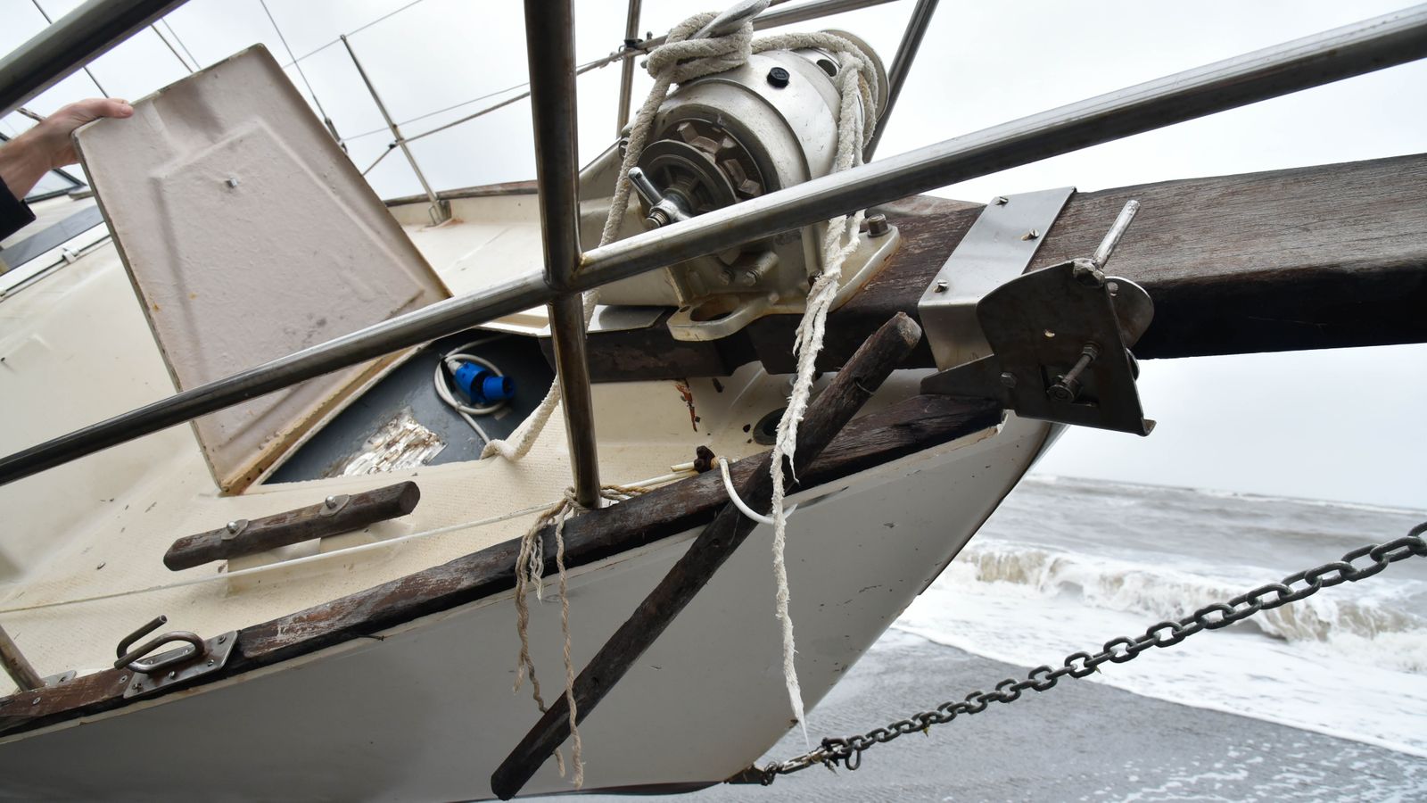 Velero varado en la playa de la Alcaidesa