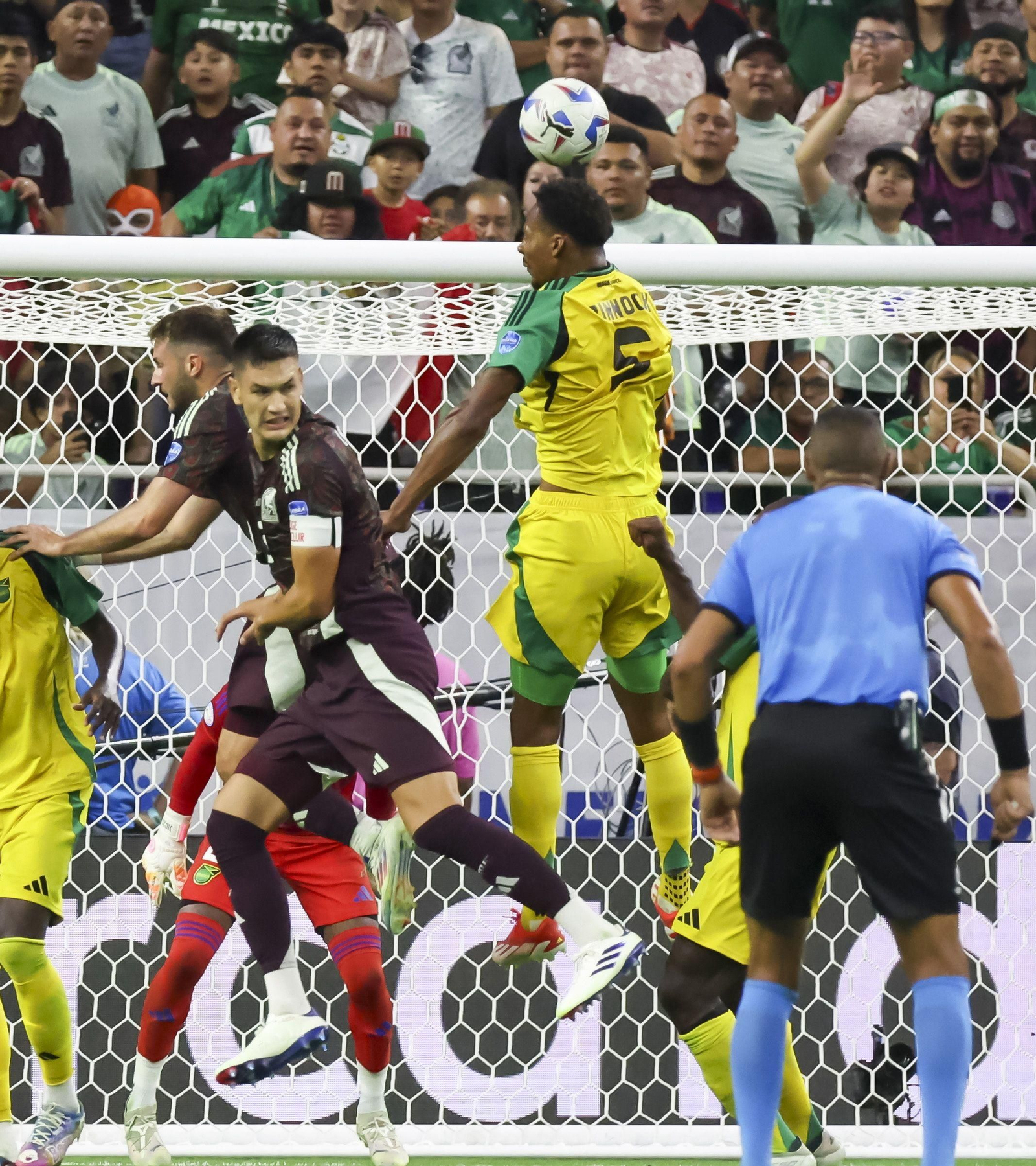 César Montes defiende una acción a balón parado durante el encuentro de la primera jornada frente a Jamaica. César Montes defiende una acción a balón parado durante el encuentro de la primera jornada frente a Jamaica.