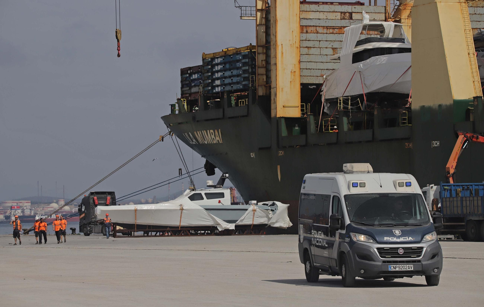 Fotos del dispositivo de descarga de las embarcaciones del buque Lila Mumbai en el Puerto de Algeciras