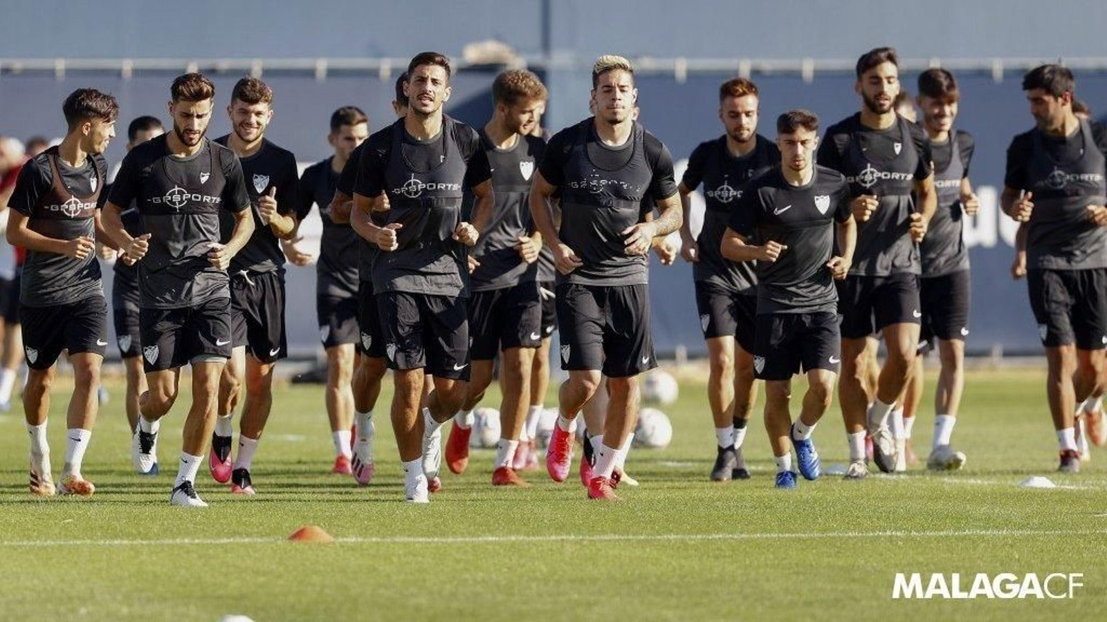 La plantilla del Málaga durante el entrenamiento de hoy martes.