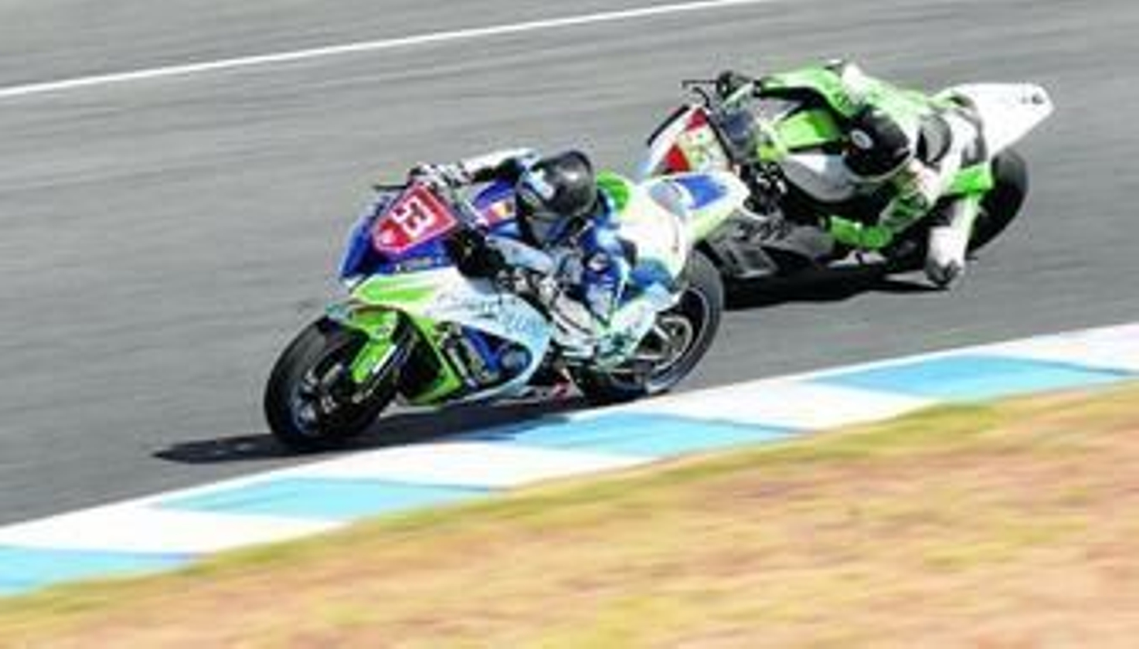 Alarcos, español de Superstock 1000, seguido del italiano Butti en los entrenamientos de ayer. Alarcos, español de Superstock 1000, seguido del italiano Butti en los entrenamientos de ayer.