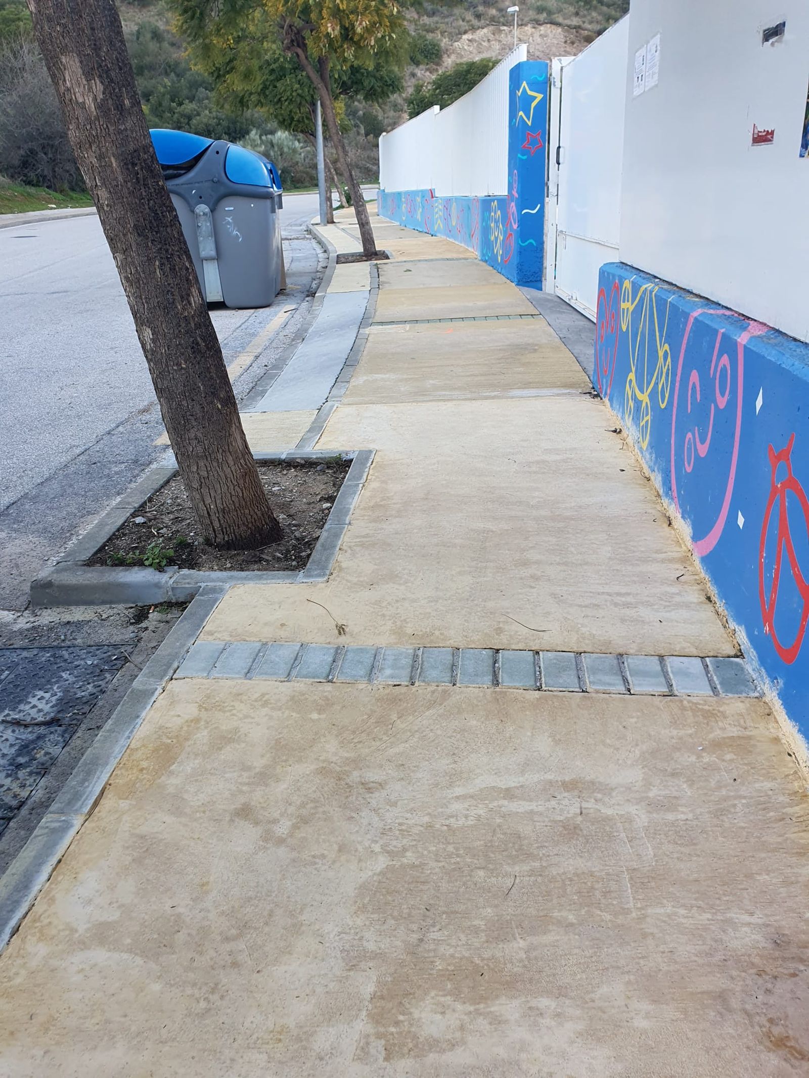 Imagen del nuevo acerado del CEIP María del Mar Romera, en Rincón de la Victoria