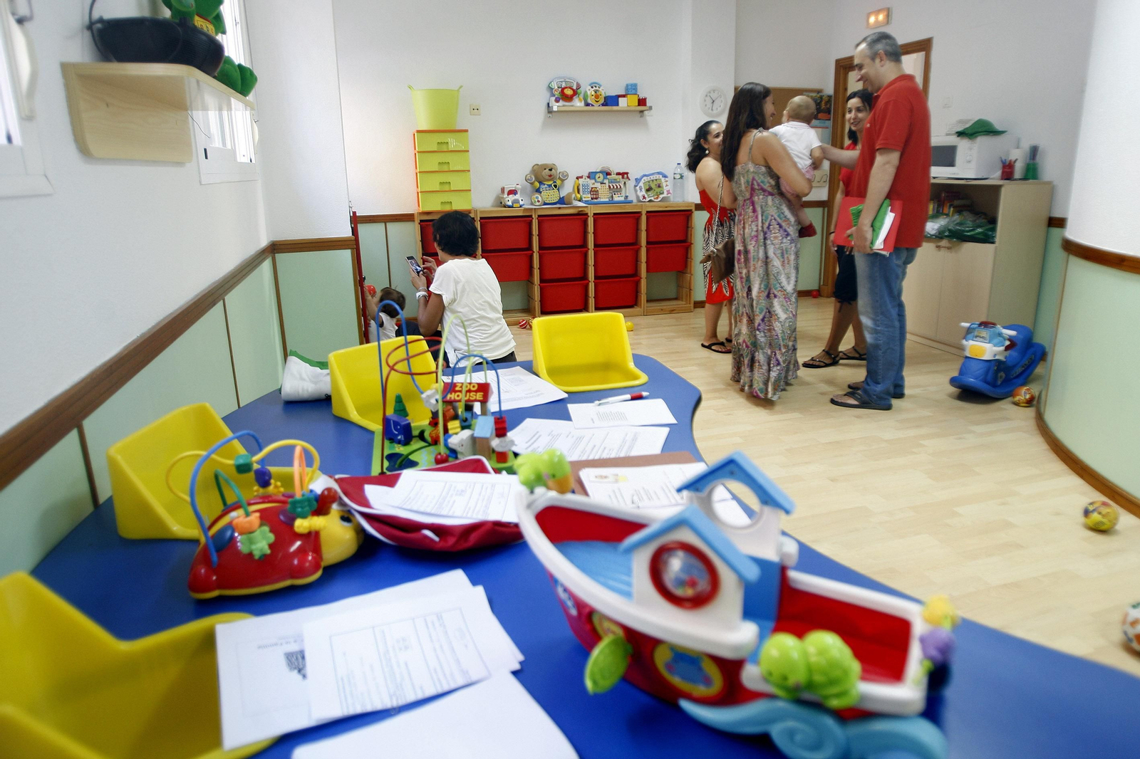 Unos padres visitan una guardería de Cádiz.