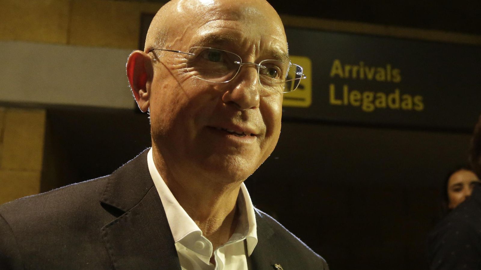 Lorenzo Serra Ferrer, a su llegada al aeropuerto de Sevilla en su última etapa en el Betis. Lorenzo Serra Ferrer, a su llegada al aeropuerto de Sevilla en su última etapa en el Betis.