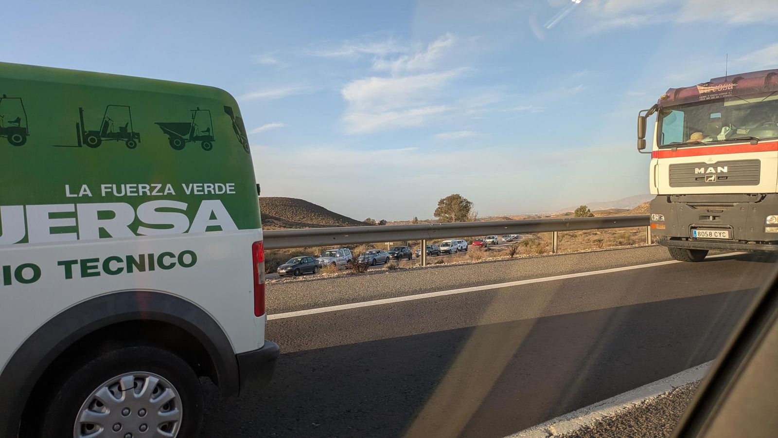 Vehículos parados en la A7 y la incorporación desde la N-344