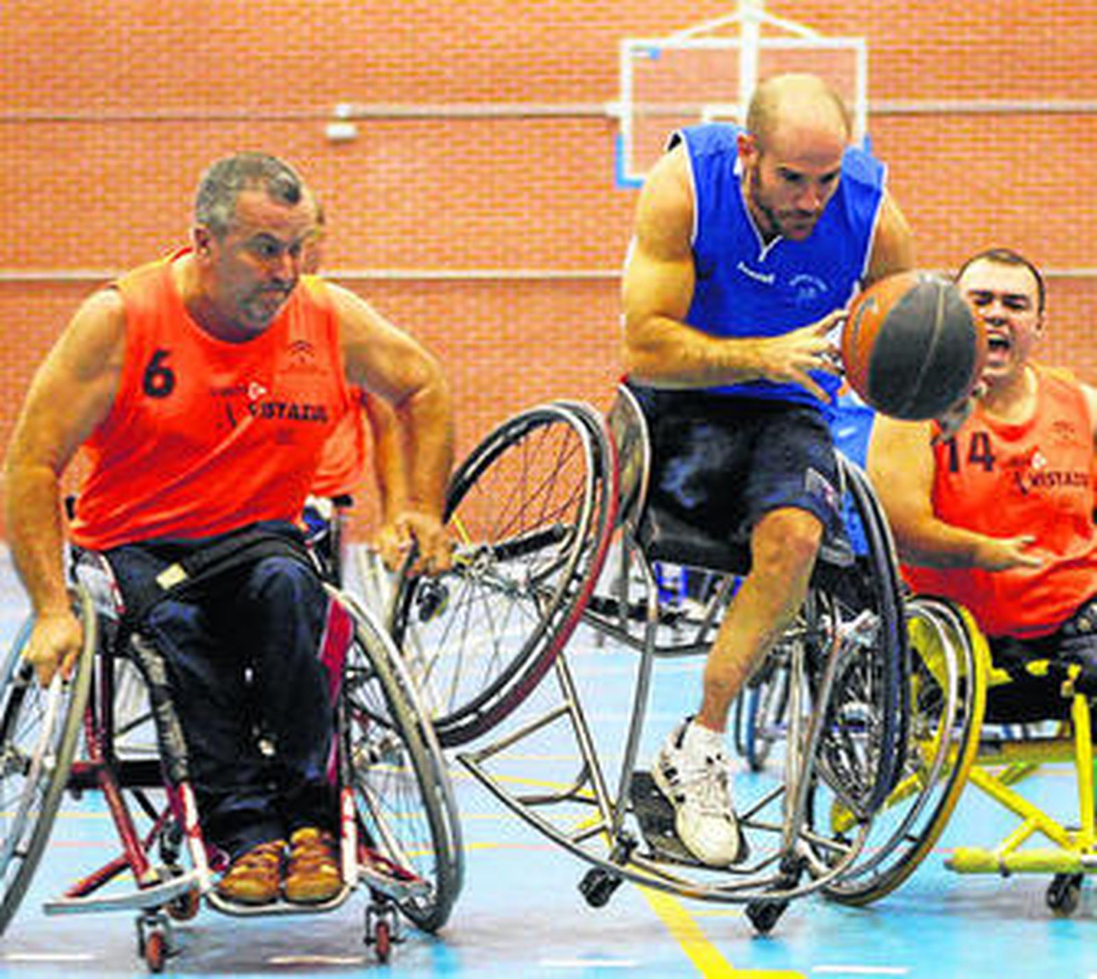 Un jugador del Arrayán intenta finalizar un contraataque.