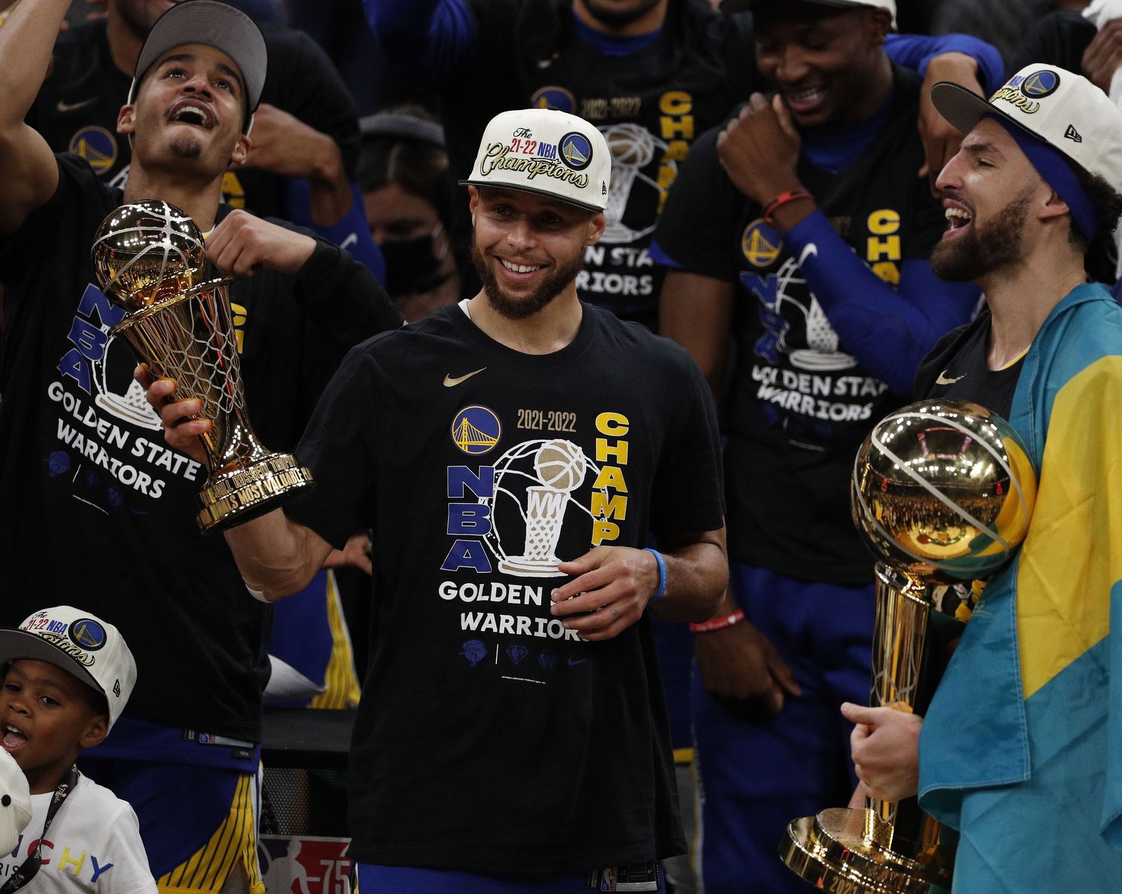 Stephen Curry alza su trofeo como mejor jugador de las Series Finales.
