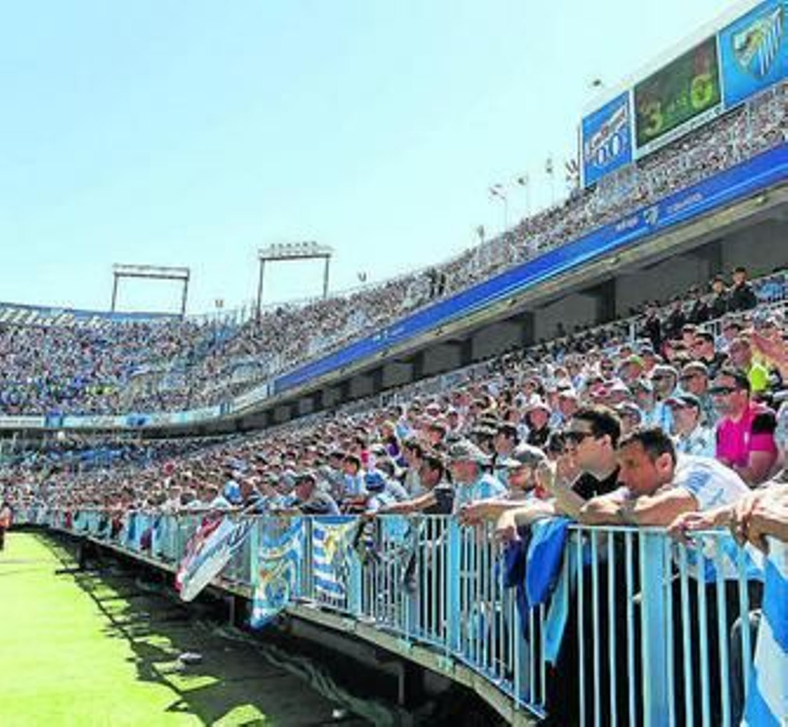 Aficionados animando en La Rosaleda esta temporada.