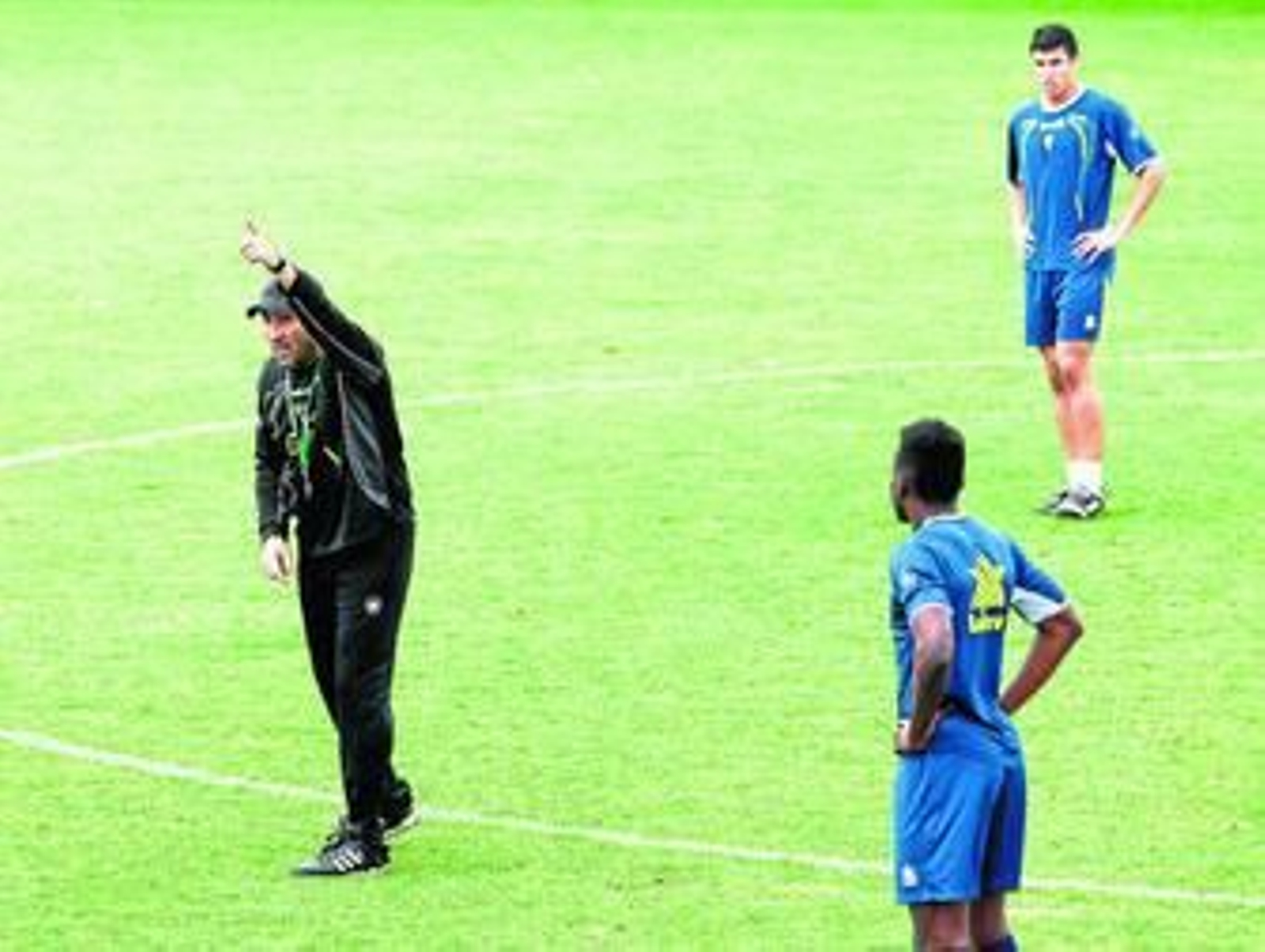 Agné realiza un gesto muy habitual en él en presencia de Moke y Diego González (al fondo).