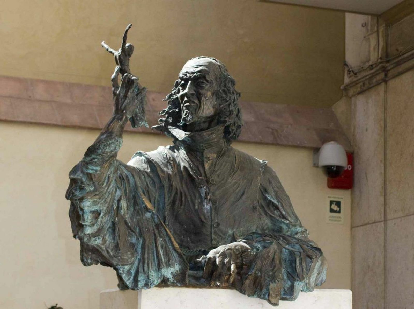 El artista Pedro de Mena, retratado en una escultura.