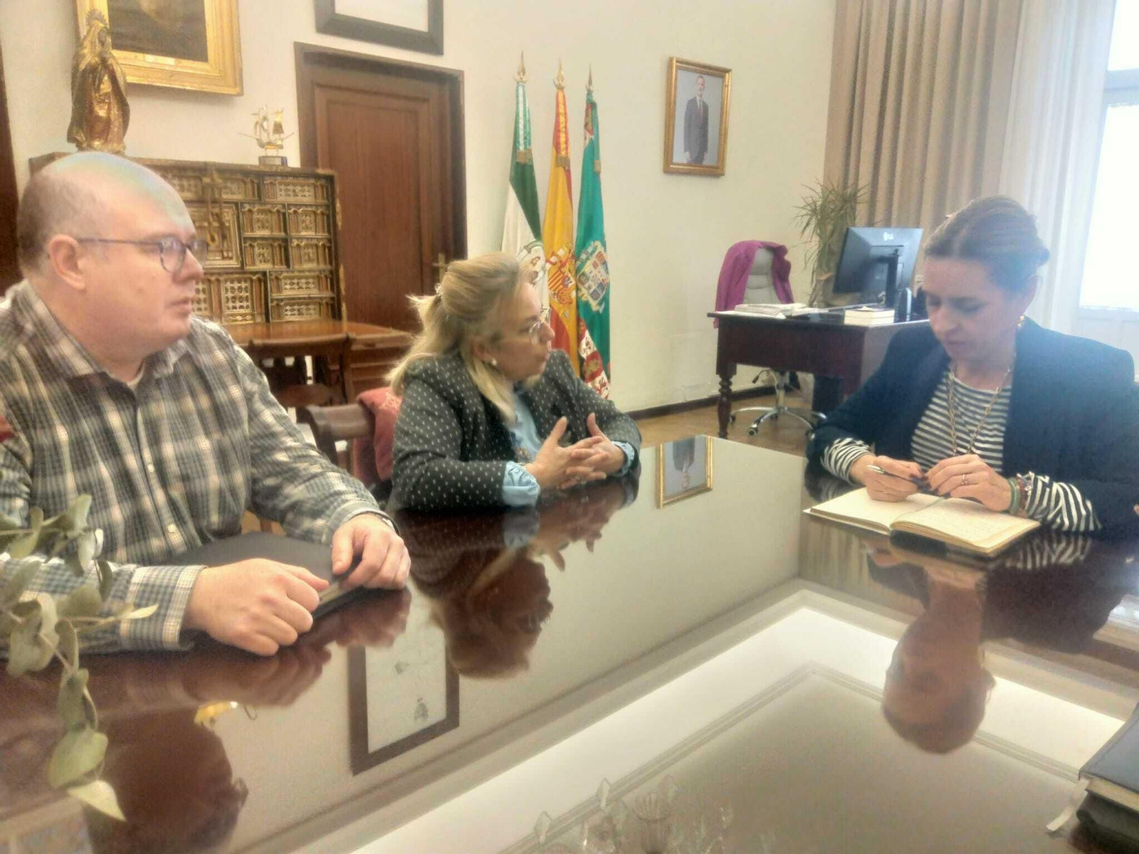 Antonio Asencio, Charo López y Almudena Martínez, en Diputación.