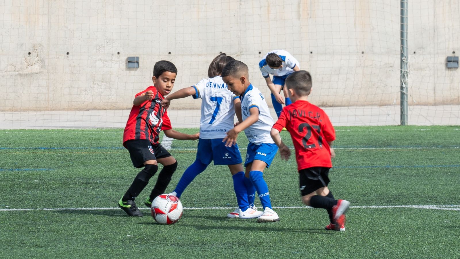 Una acción del encuentro que enfrentó al Poli Aguadulce y al Atlético Benahadux durante la competición.