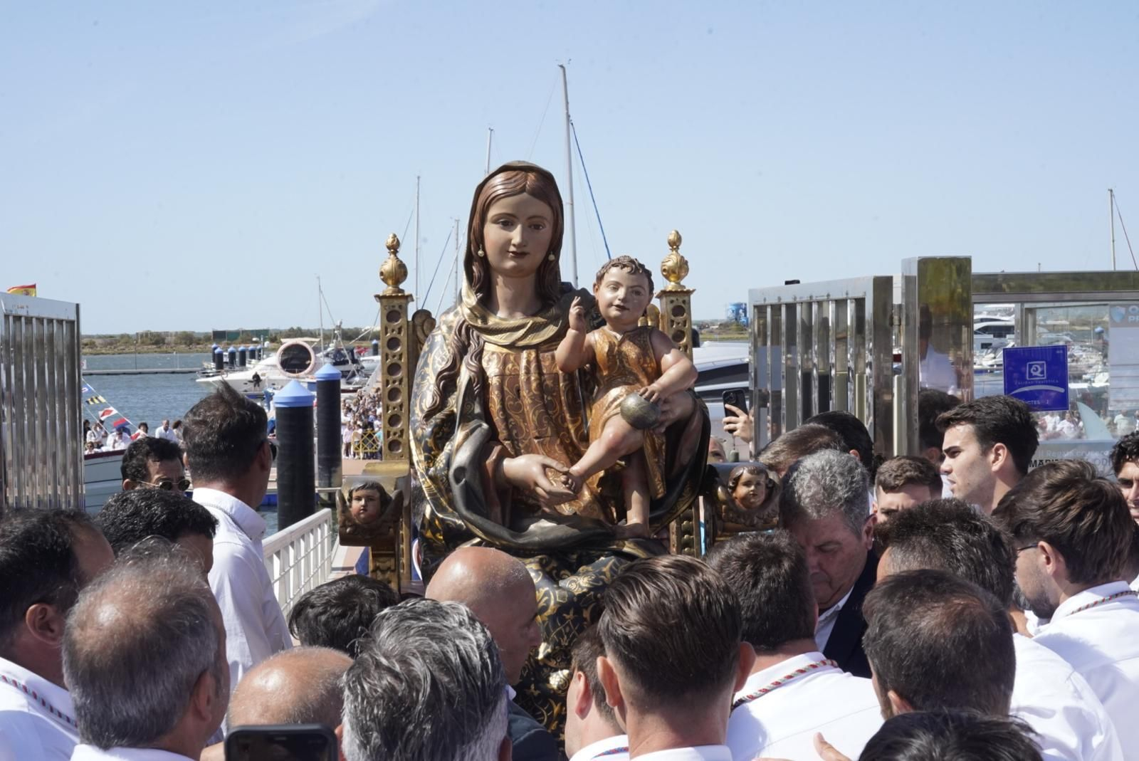 Imágenes del traslado de la Virgen de La Bella hasta el Muelle de Levante este domingo