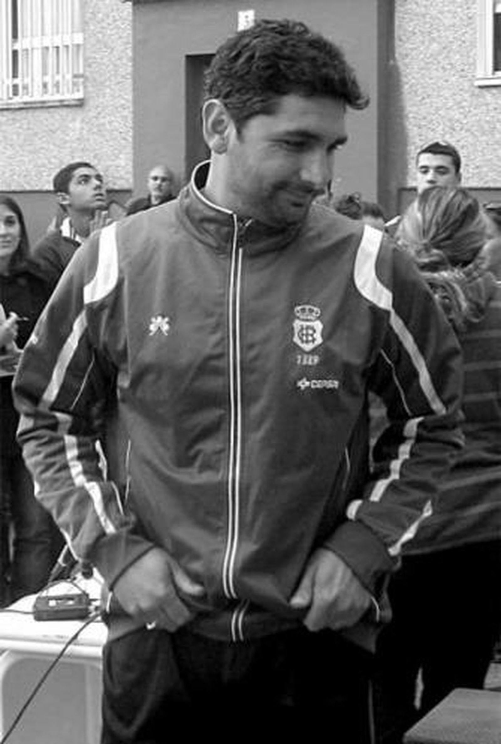 Juan José Cortés, sonriente. Al fondo, el hermano de la niña mira al cielo.