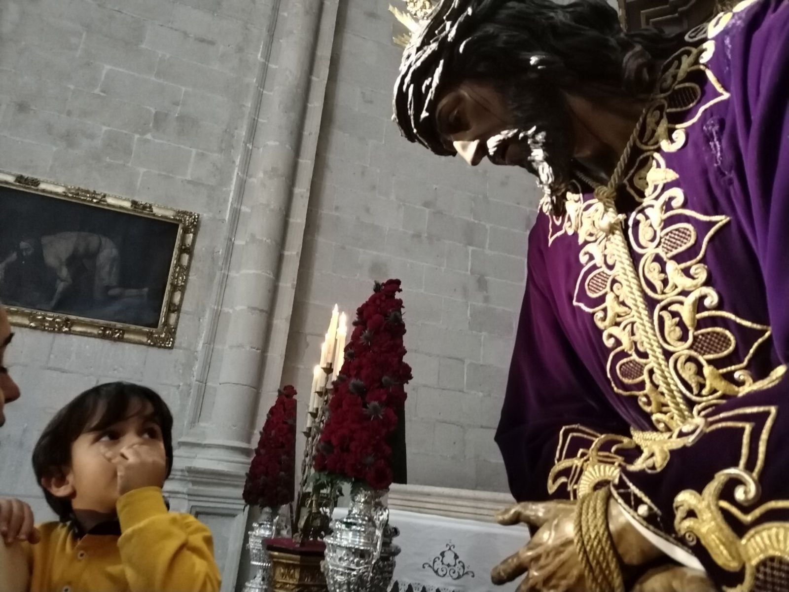 Tiene algo de cuerpo en brazos, de pestañas que se alzan, de filial serenidad.