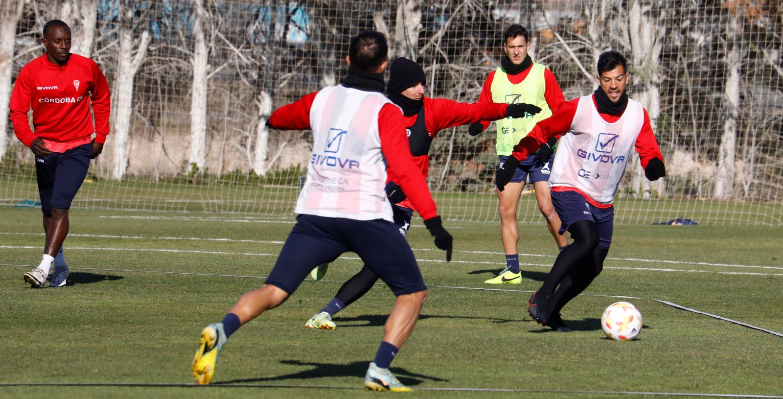 José Ruiz deja atrás a Javi Flores en el último entrenamiento del Córdoba CF.