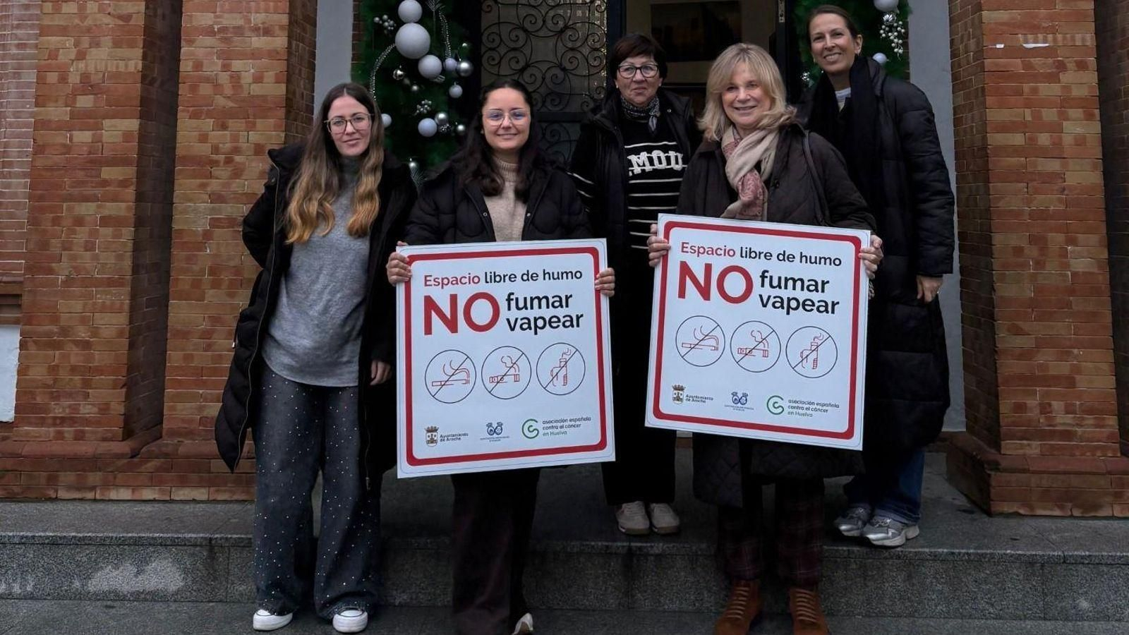 A las puertas del Ayuntamiento de Aroche.