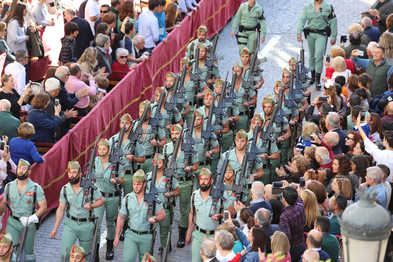 Procesión del Cristo de la Vera Cruz, escoltado por la Legión en las calles de Huelva