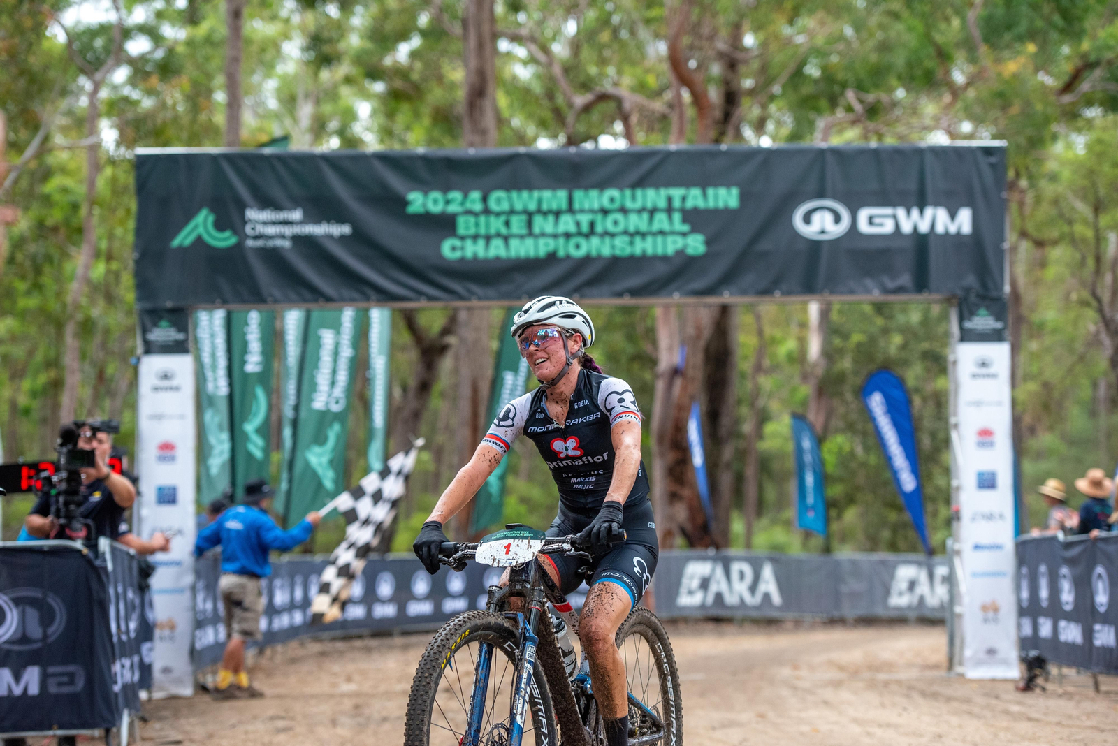 Rebecca Henderson a su llegada a línea de meta en primera posición.