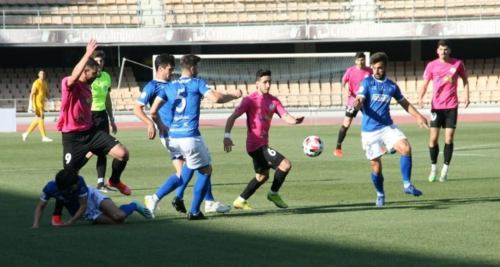 Toni Pérez intenta llevarse el balón entre varios jugadores del Xerez DFC.