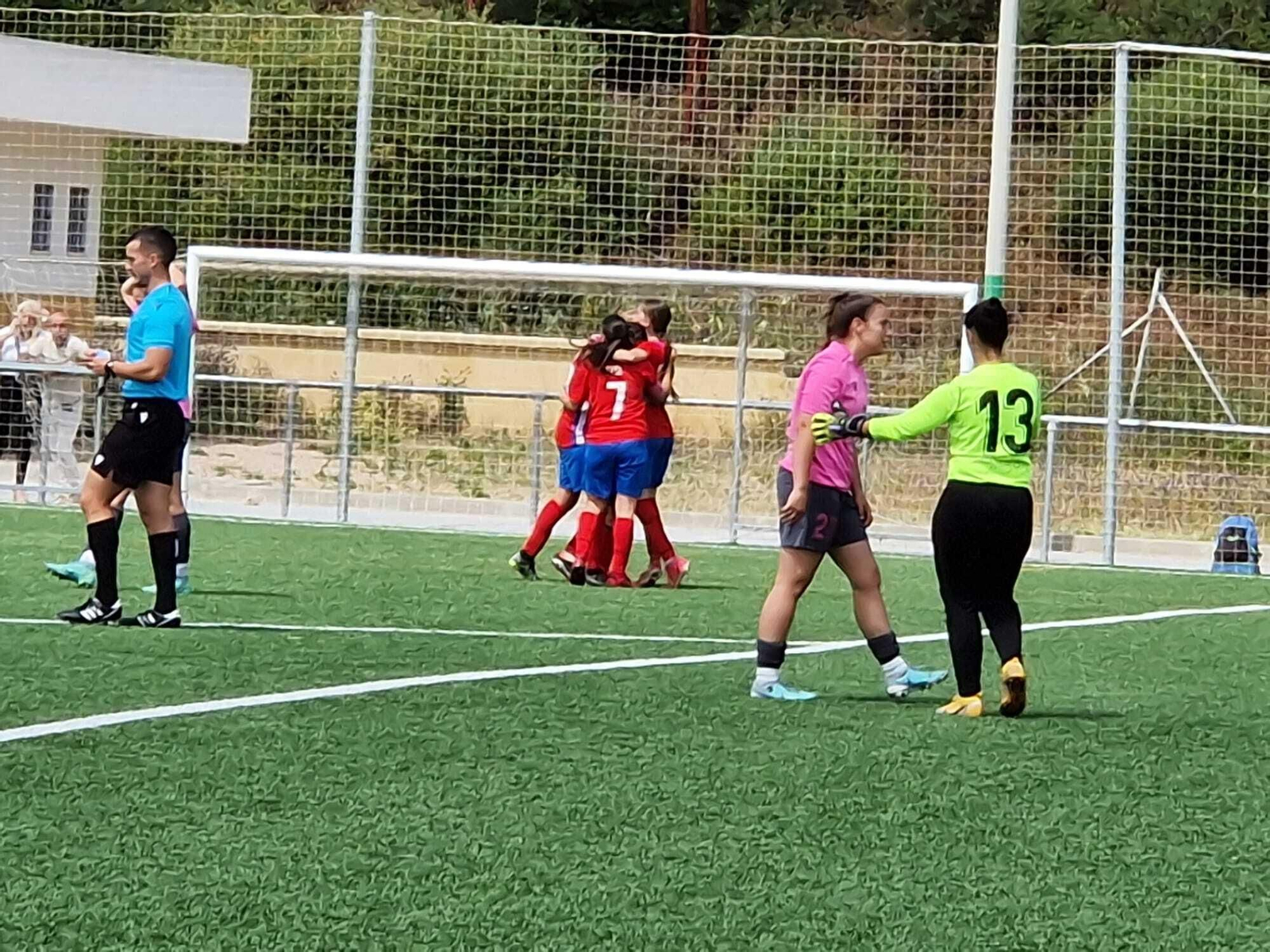 Las jugadoras del Algeciras Femenino celebran el tercero segundo de sus tantos, obra  de Miryam