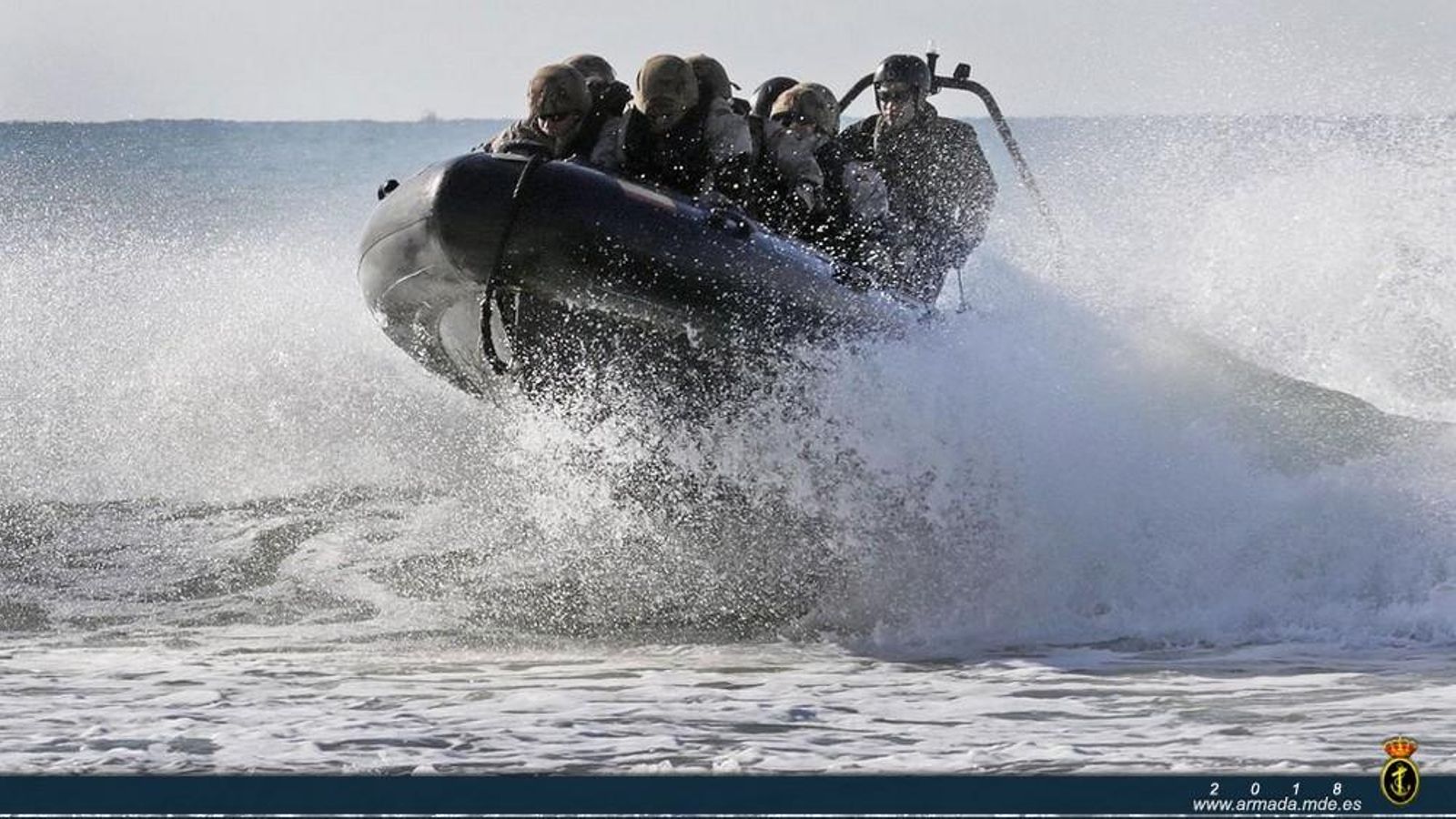 Fusileros llegando a playa en embarcación de asalto.