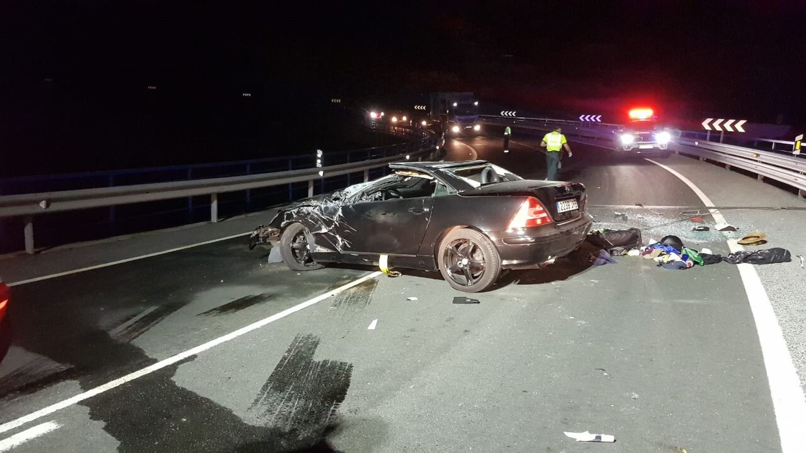 Accidente en Granada: un Mercedes biplaza choca contra una valla en Almuñécar
