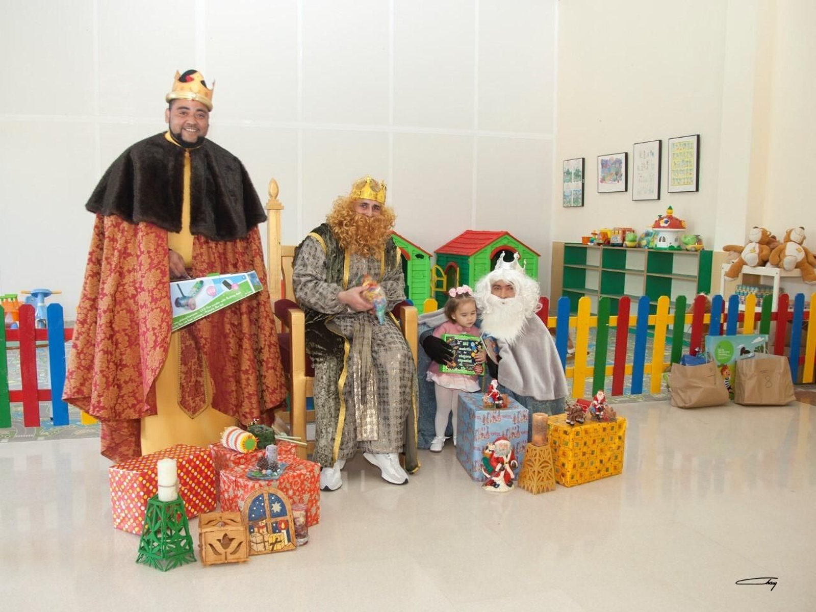 Sus Majestades de Oriente, durante su visita a la prisión de Puerto III.