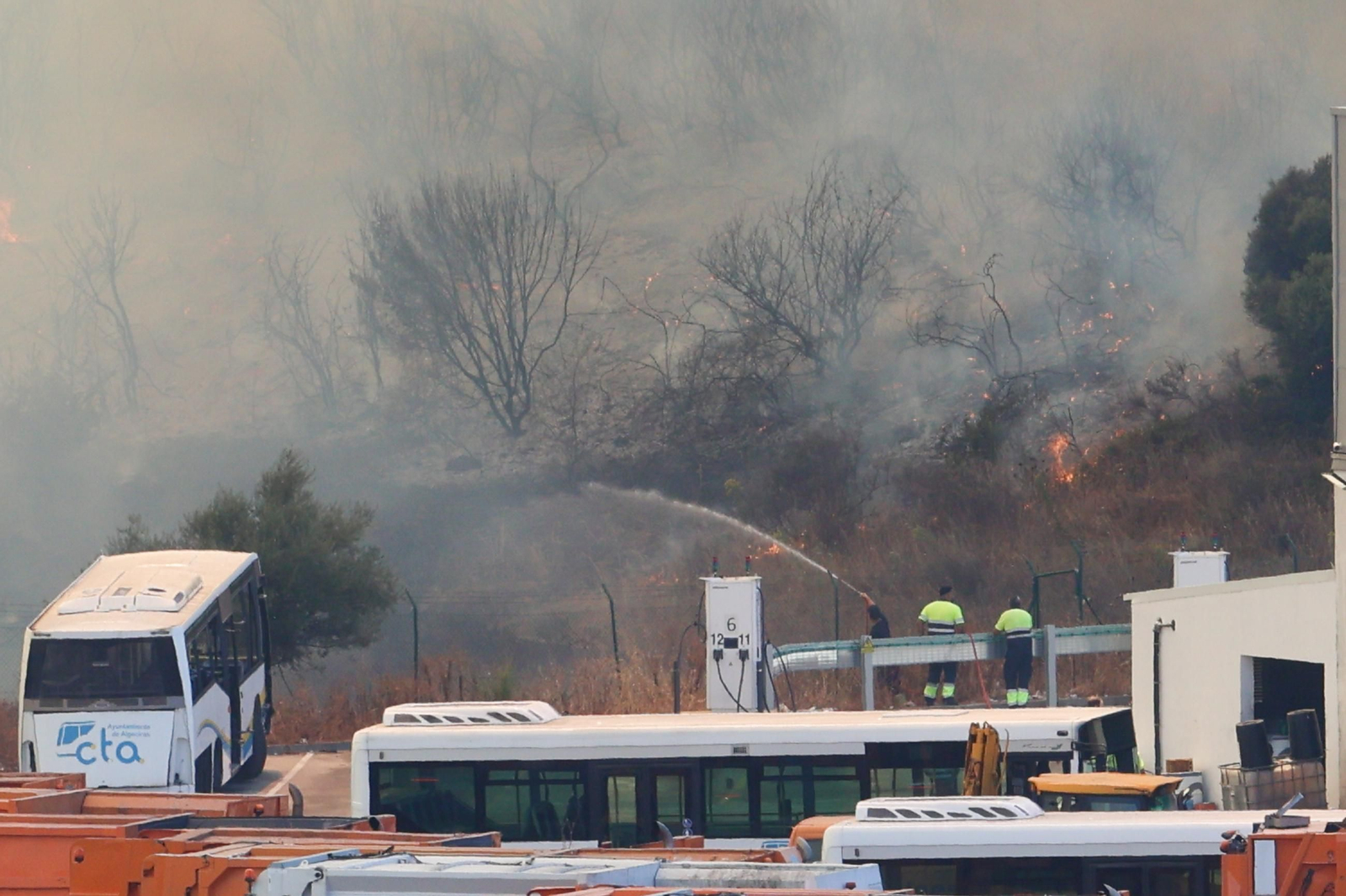 Las fotografías del incendio en el paraje de Botafuegos, en Algeciras