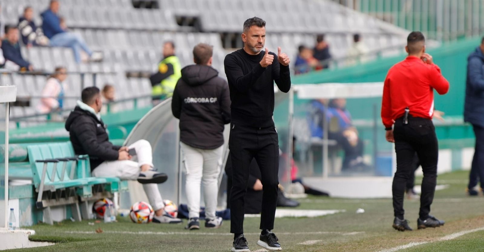 Iván Ania alza sus pulgares durante un lance del encuentro.