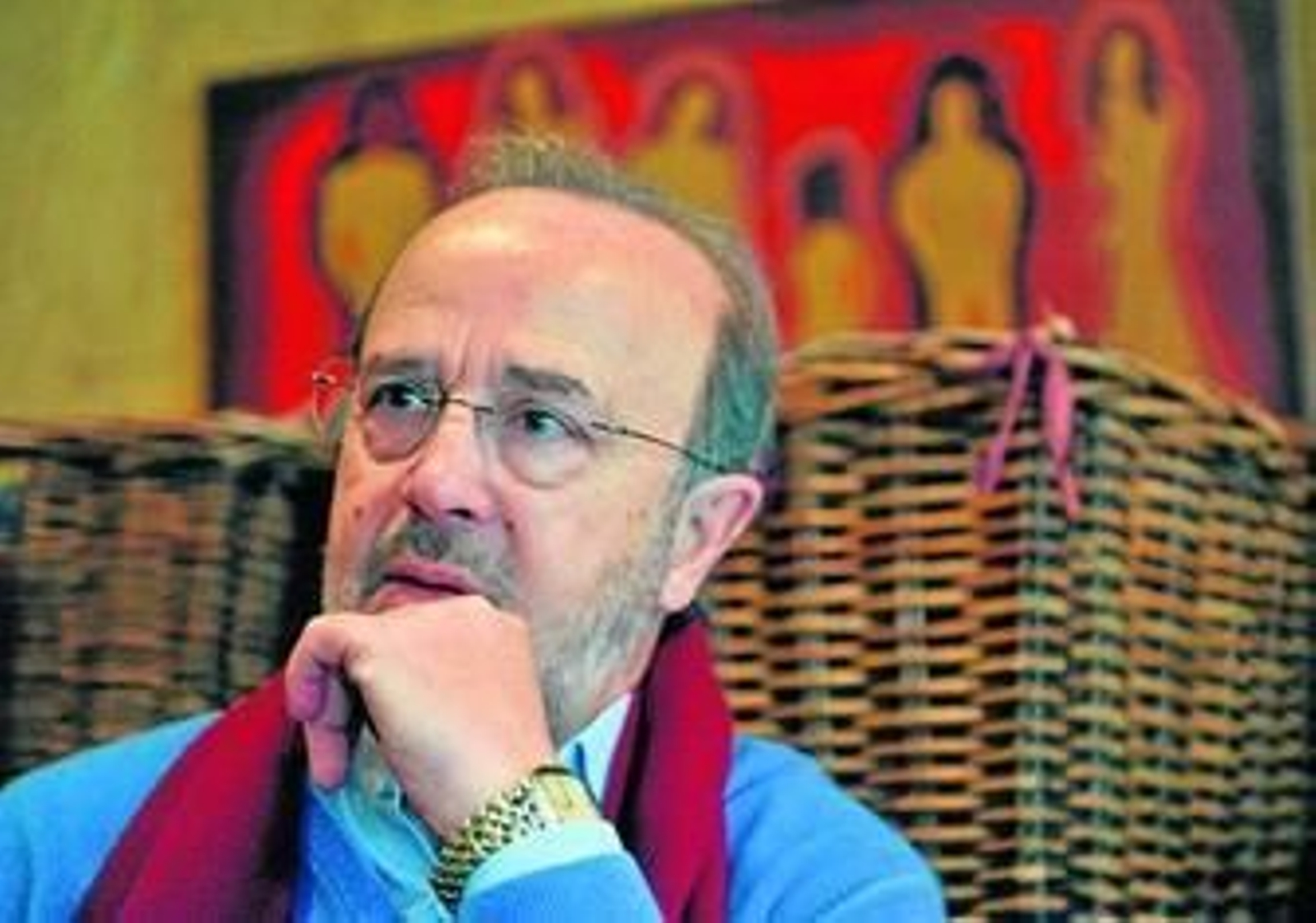 Juan Fernández Valverde junto a las columnas romanas de la calle Mármoles.